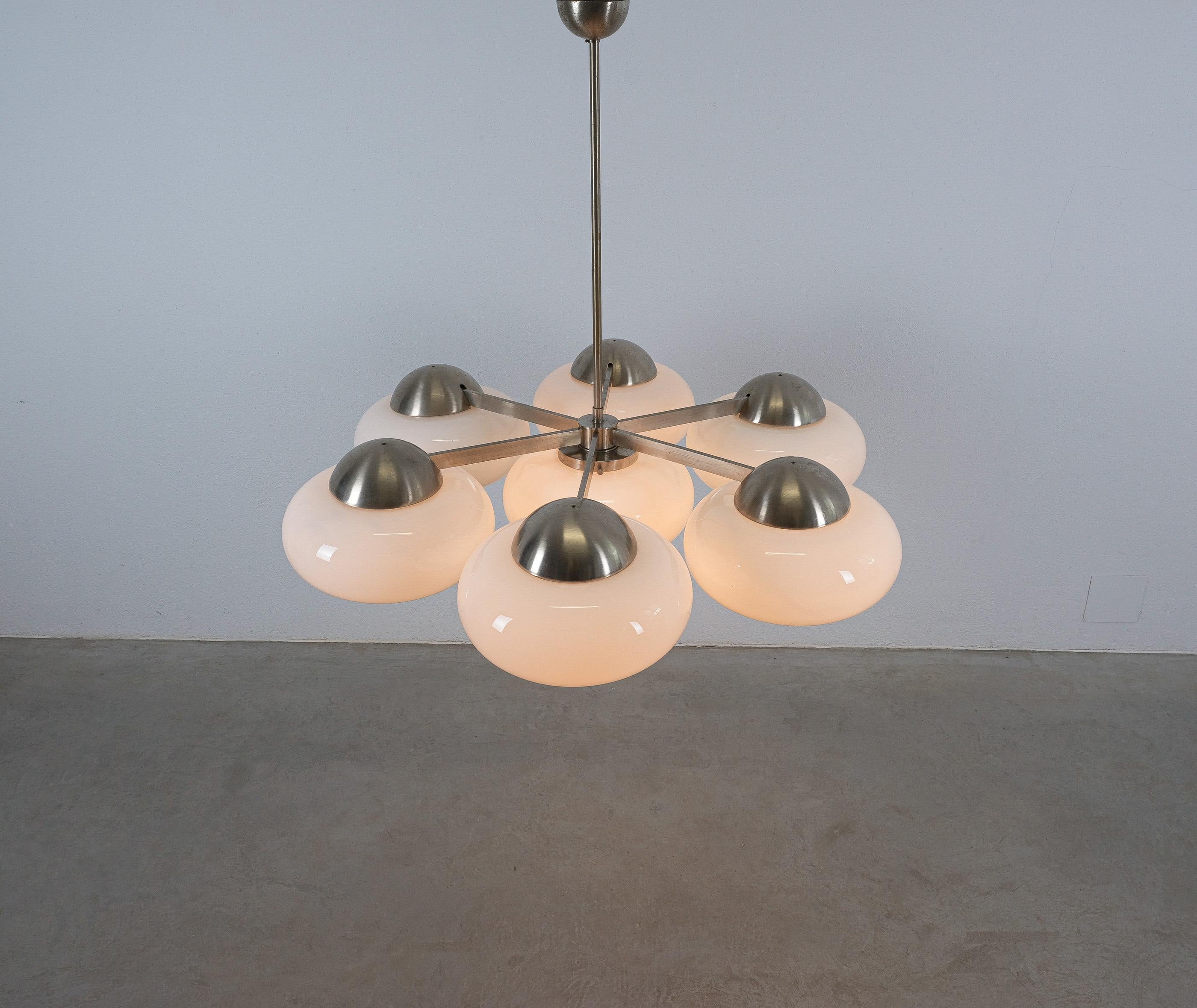 Italiano Coppia di Lampade Chandelier in vetro opalino stile Vico Magistretti, Italia, 1960 in vendita