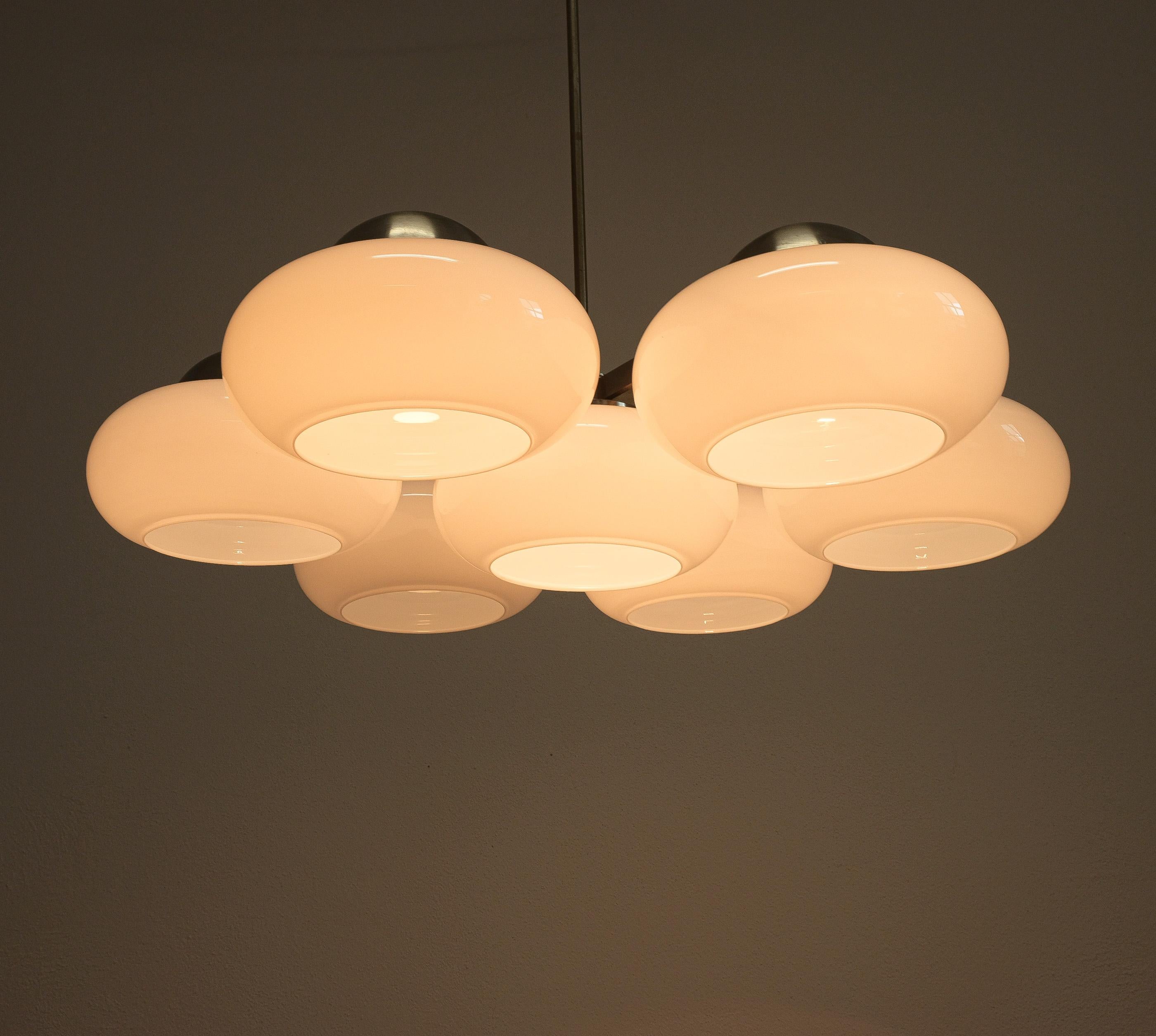 Coppia di Lampade Chandelier in vetro opalino stile Vico Magistretti, Italia, 1960 In condizioni buone in vendita a Vienna, AT