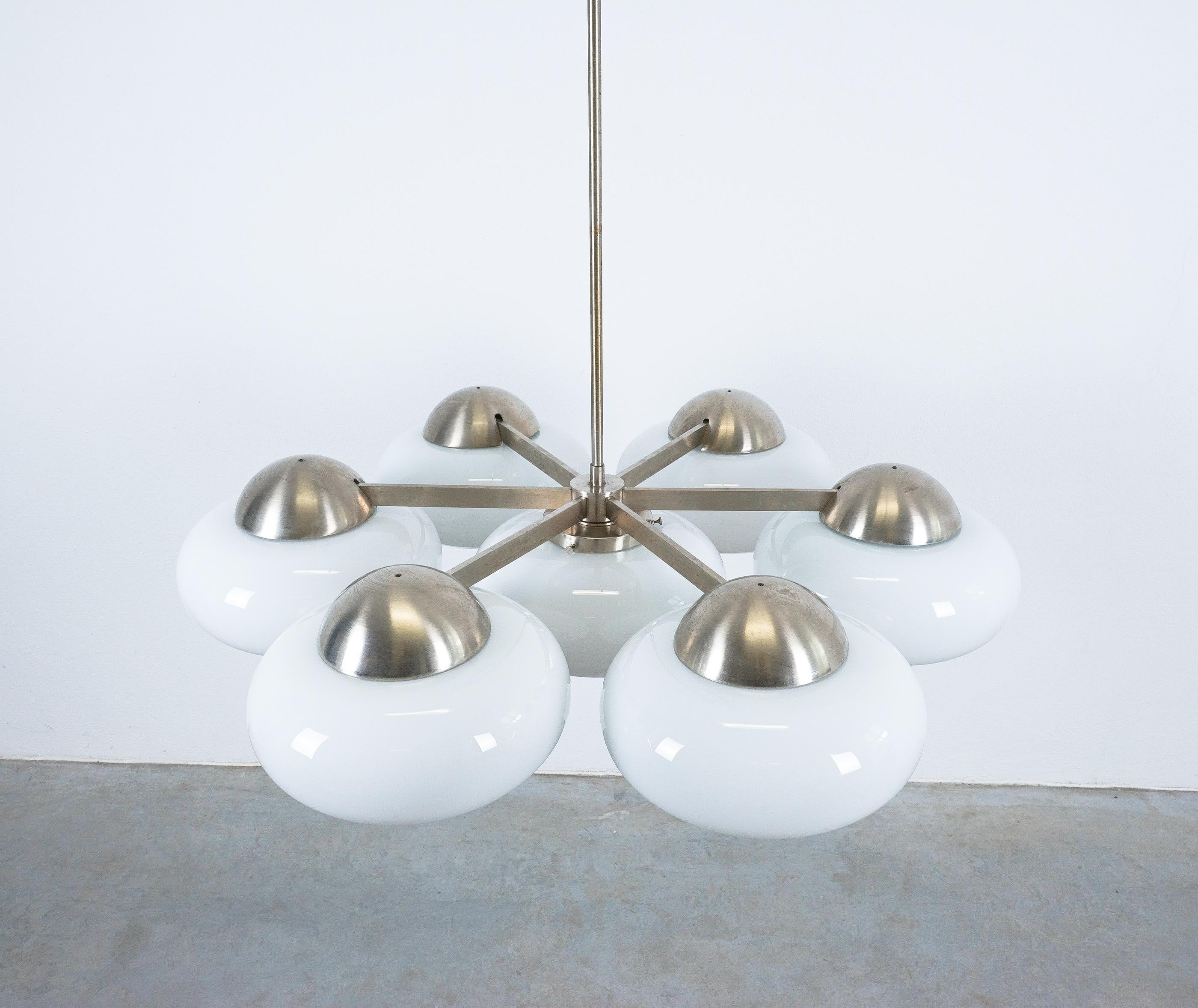Metà XX secolo Coppia di Lampade Chandelier in vetro opalino stile Vico Magistretti, Italia, 1960 in vendita