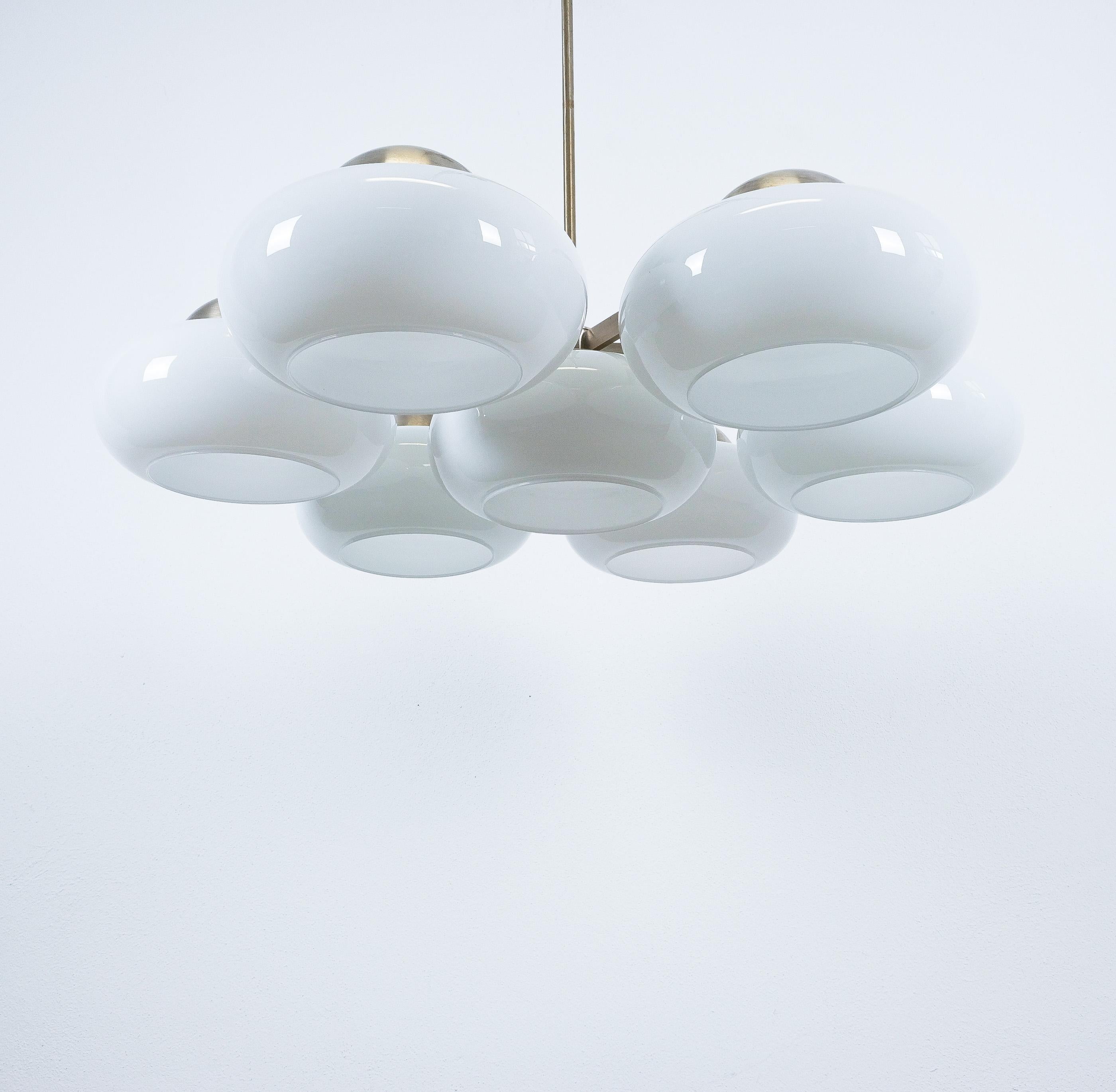 Ottone Coppia di Lampade Chandelier in vetro opalino stile Vico Magistretti, Italia, 1960 in vendita