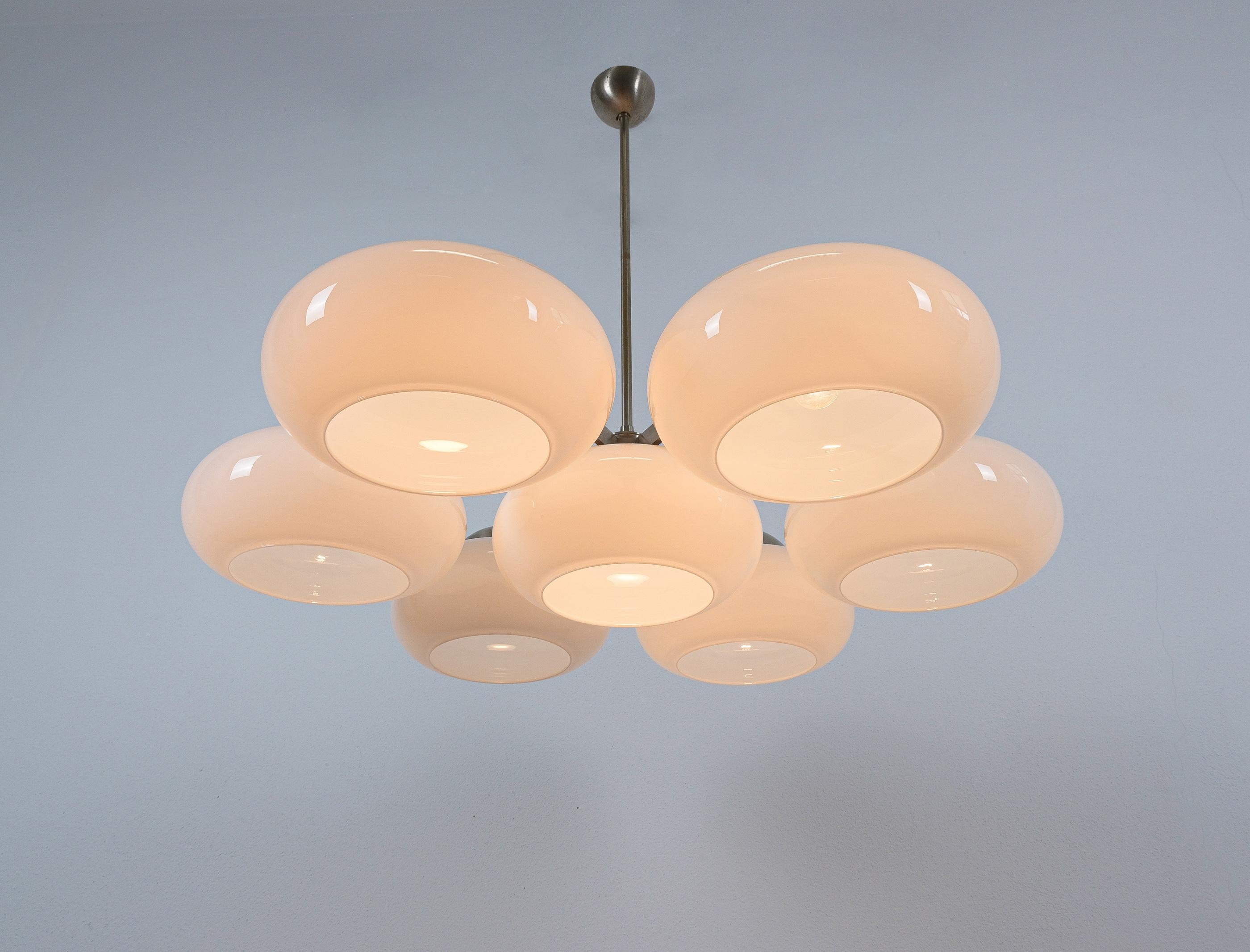 Coppia di Lampade Chandelier in vetro opalino stile Vico Magistretti, Italia, 1960 in vendita 1