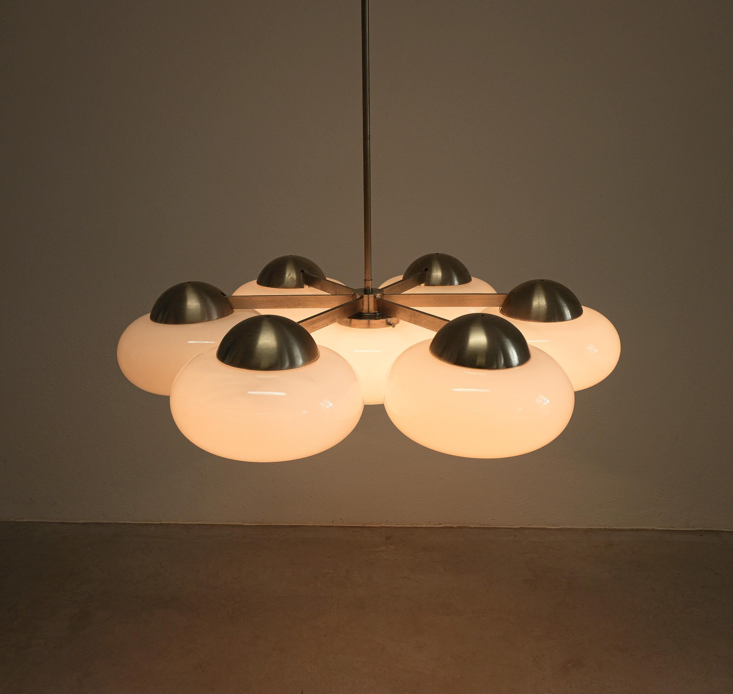 Coppia di Lampade Chandelier in vetro opalino stile Vico Magistretti, Italia, 1960 in vendita 2