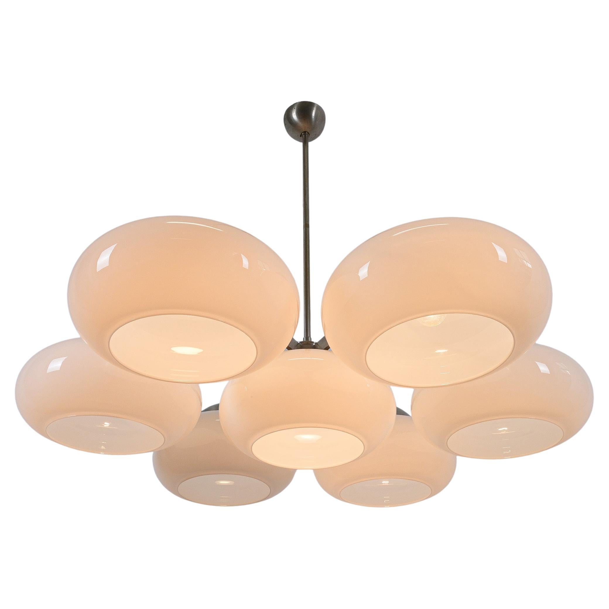 Coppia di Lampade Chandelier in vetro opalino stile Vico Magistretti, Italia, 1960 in vendita