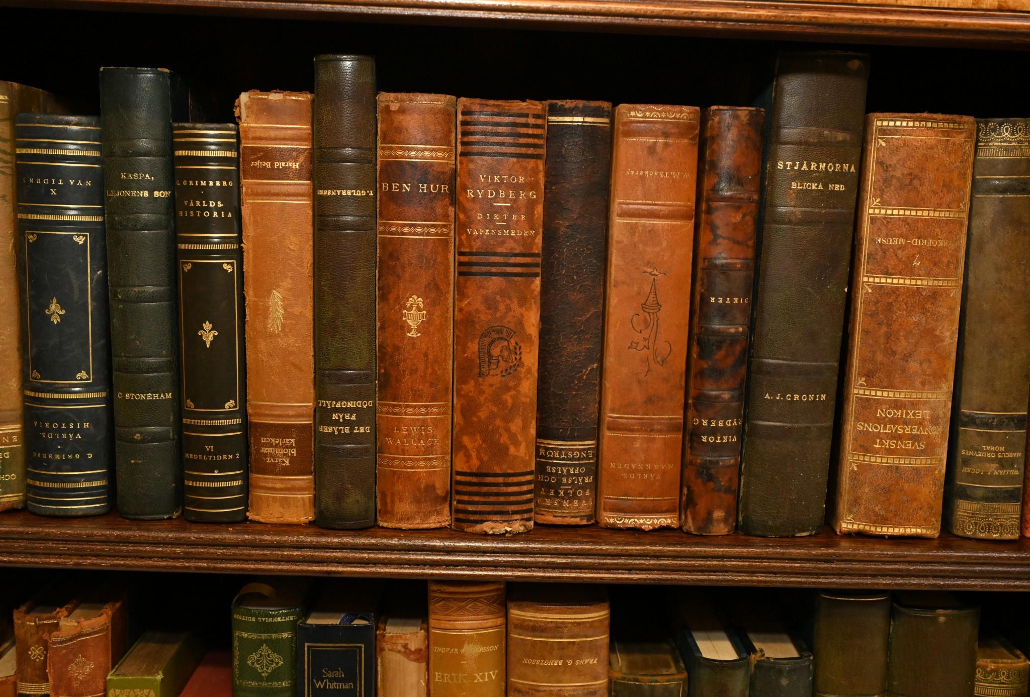 Coppia di librerie aperte - Libreria Sheraton Regency in mogano in vendita 10