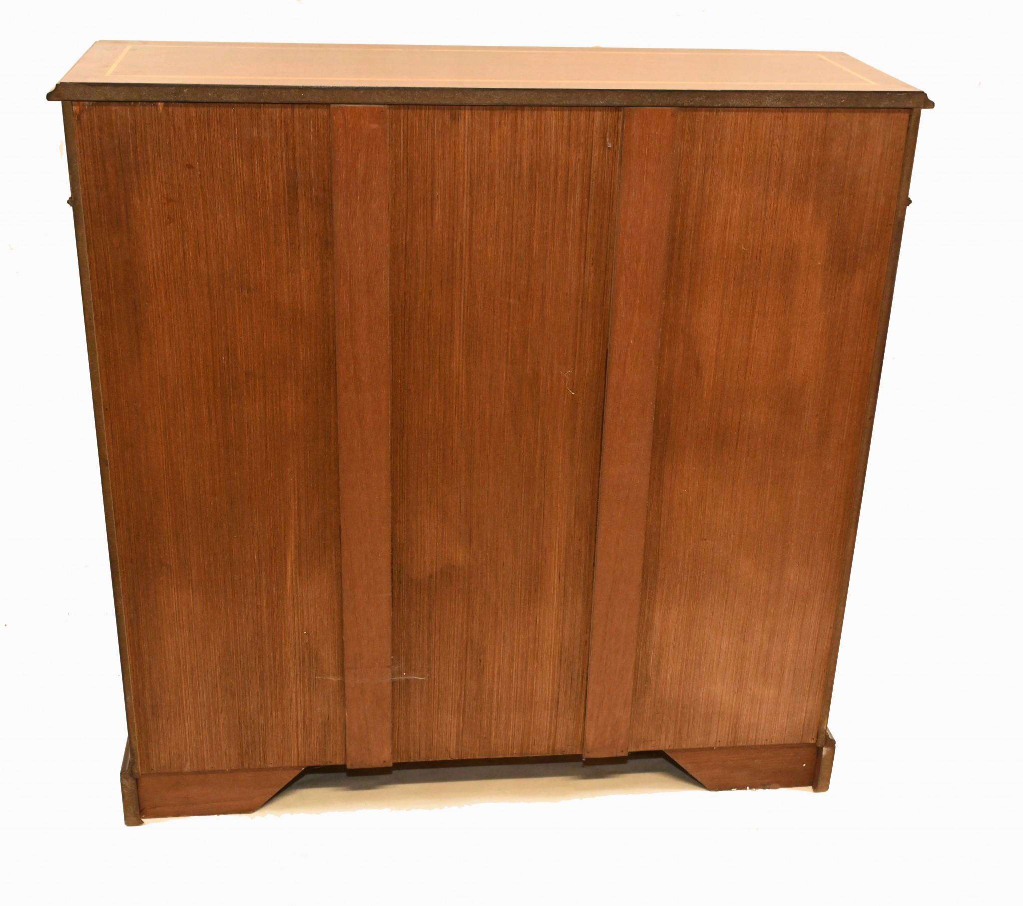 Sono possibili visite presso il nostro magazzino nell'Hertfordshire: contattaci per fissare un appuntamento.
Splendida coppia di librerie basse a giorno in stile Sheraton inglese realizzate a mano in mogano
Realizzato a mano in Inghilterra secondo