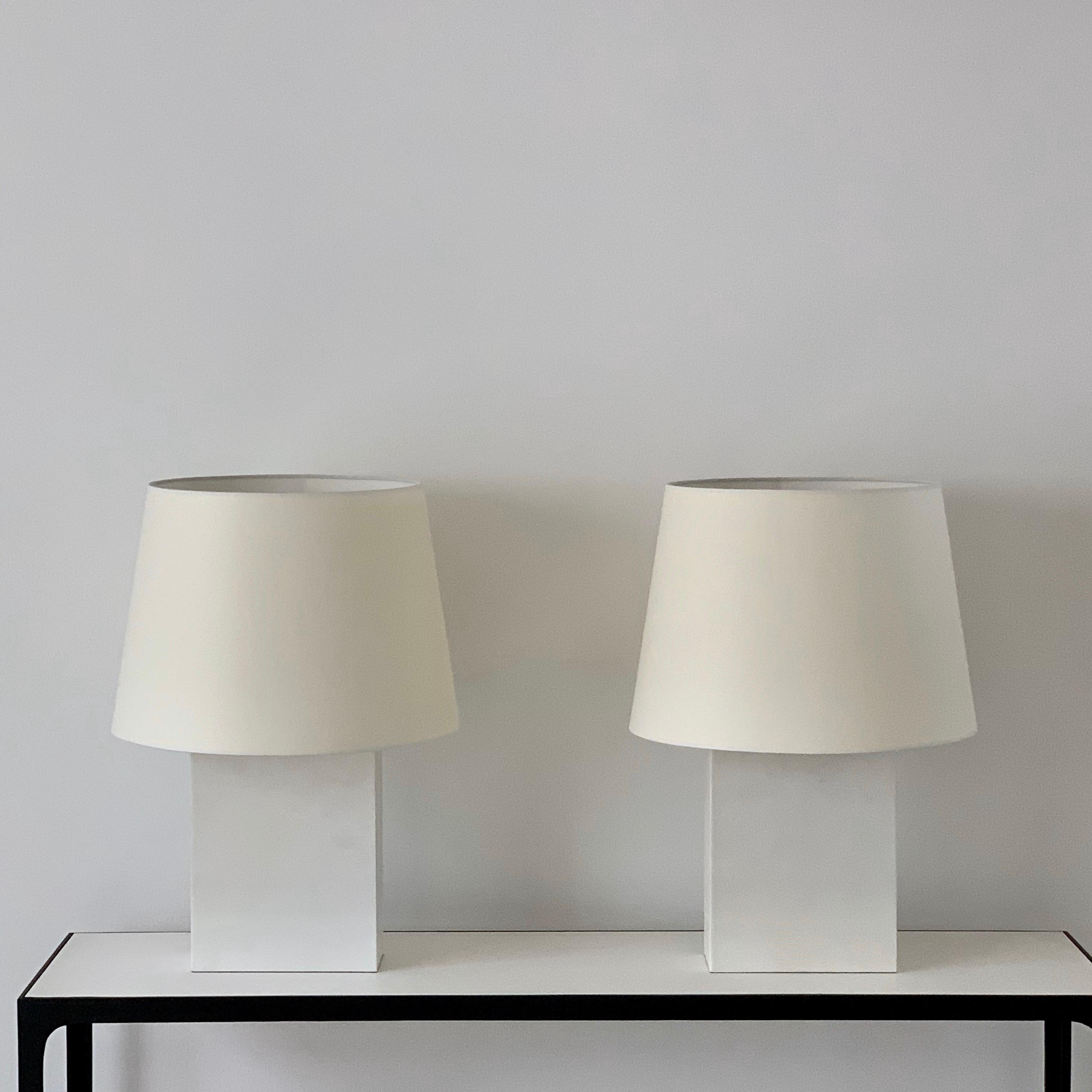 Zwei große Pergamentlampen 'Bloc' von Design Frères.

Attraktive Schirmhalterungen im europäischen Stil ohne sichtbare Harfen / Endstücke. Sie werden mit den abgebildeten Pergamentpapierschirmen geliefert.

Handgefertigt aus echtem Ziegenleder und