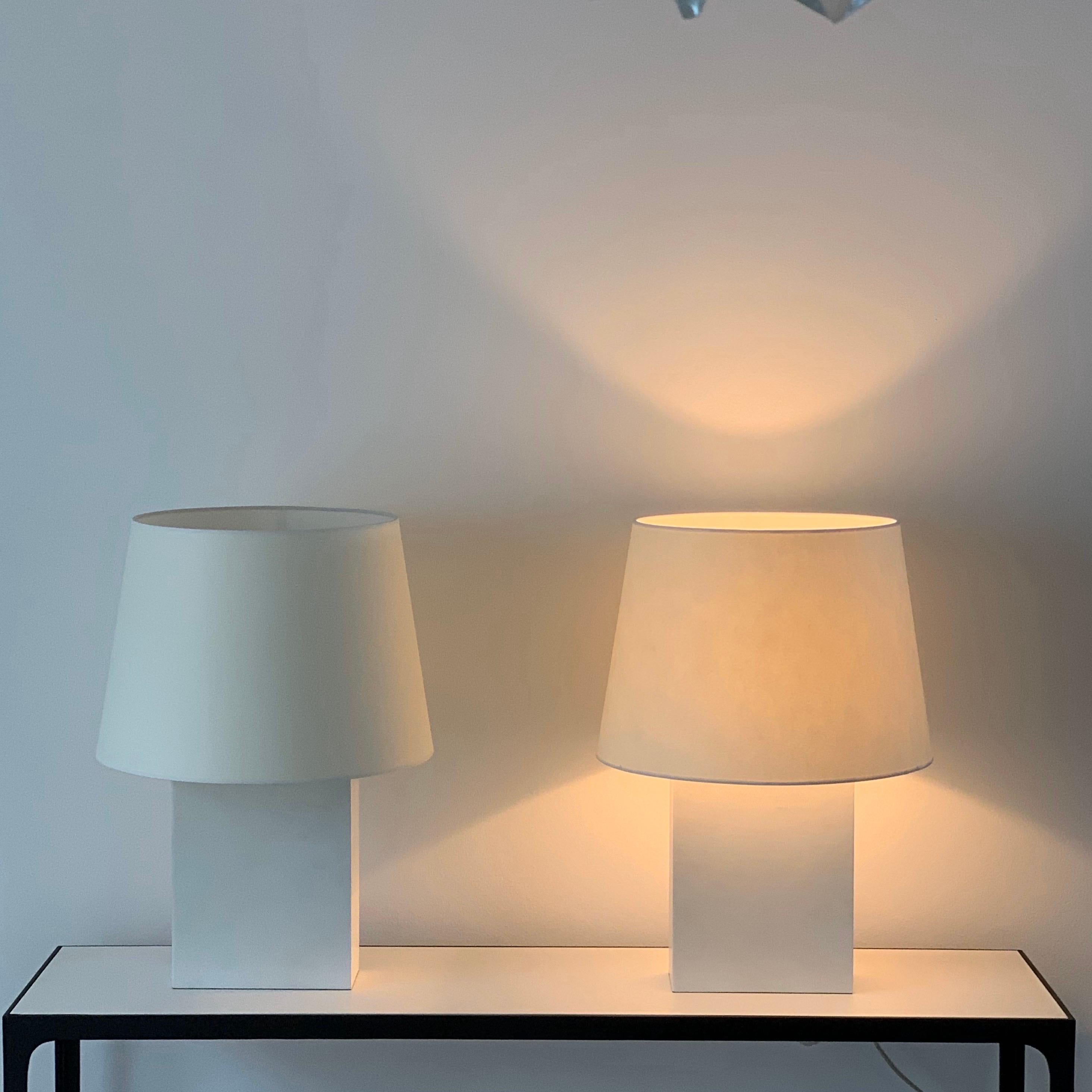 Paar oder große 'Bloc' Pergament-Tischlampen von Design Frères (Französisch) im Angebot