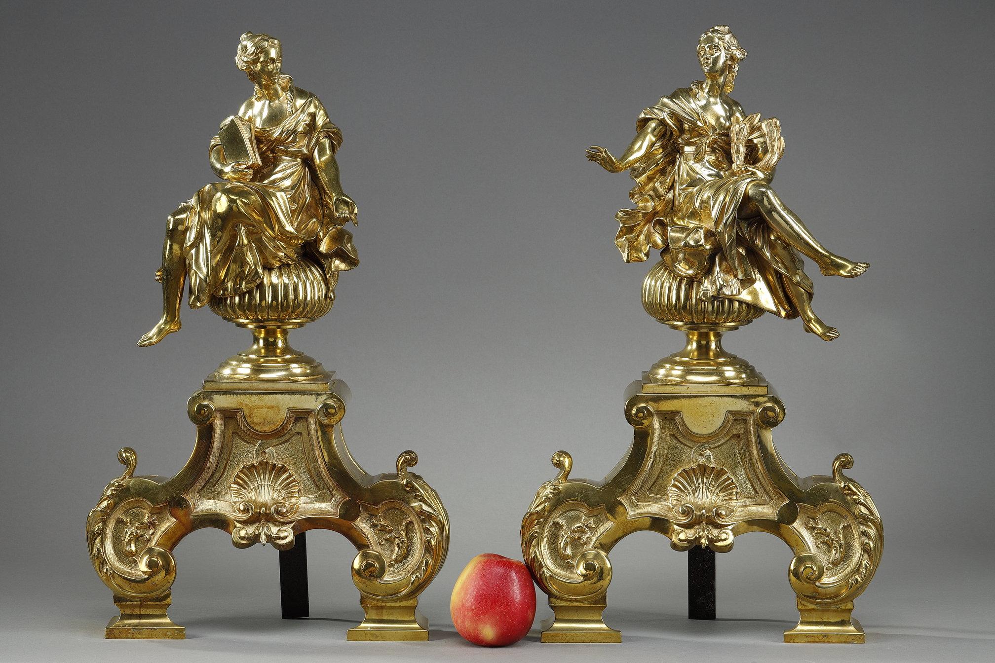Pair or Louis XIV style andirons decorated with seated Muses In Good Condition For Sale In Paris, FR