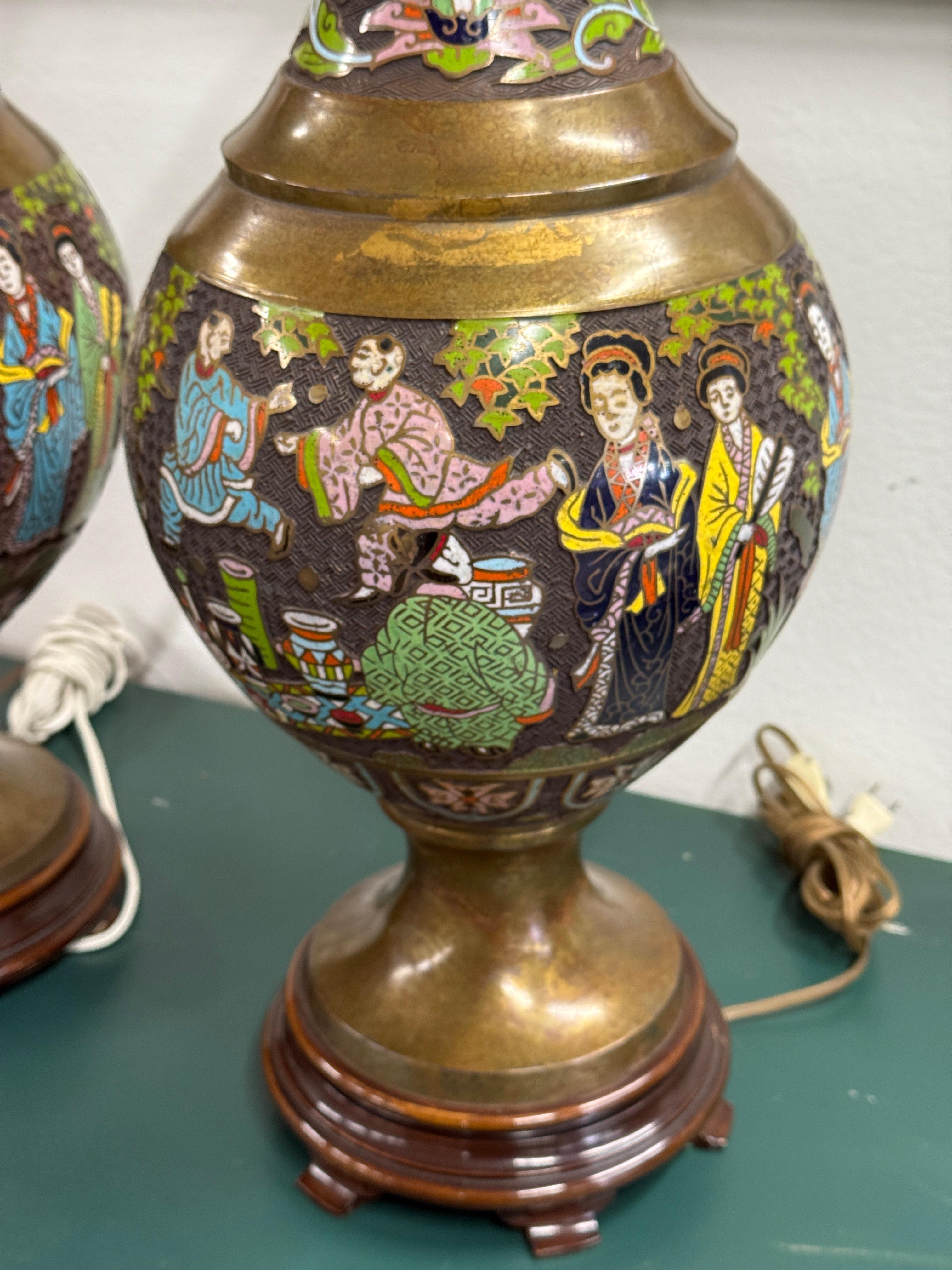 Ein schönes Paar chinesischer Emaille-Lampen, die von der Firma Marbro vertrieben werden. Dieses Unternehmen stellte in der Mitte des 20. Jahrhunderts aus schönen architektonischen und dekorativen Objekten äußerst hochwertige Lampen her.  Sie