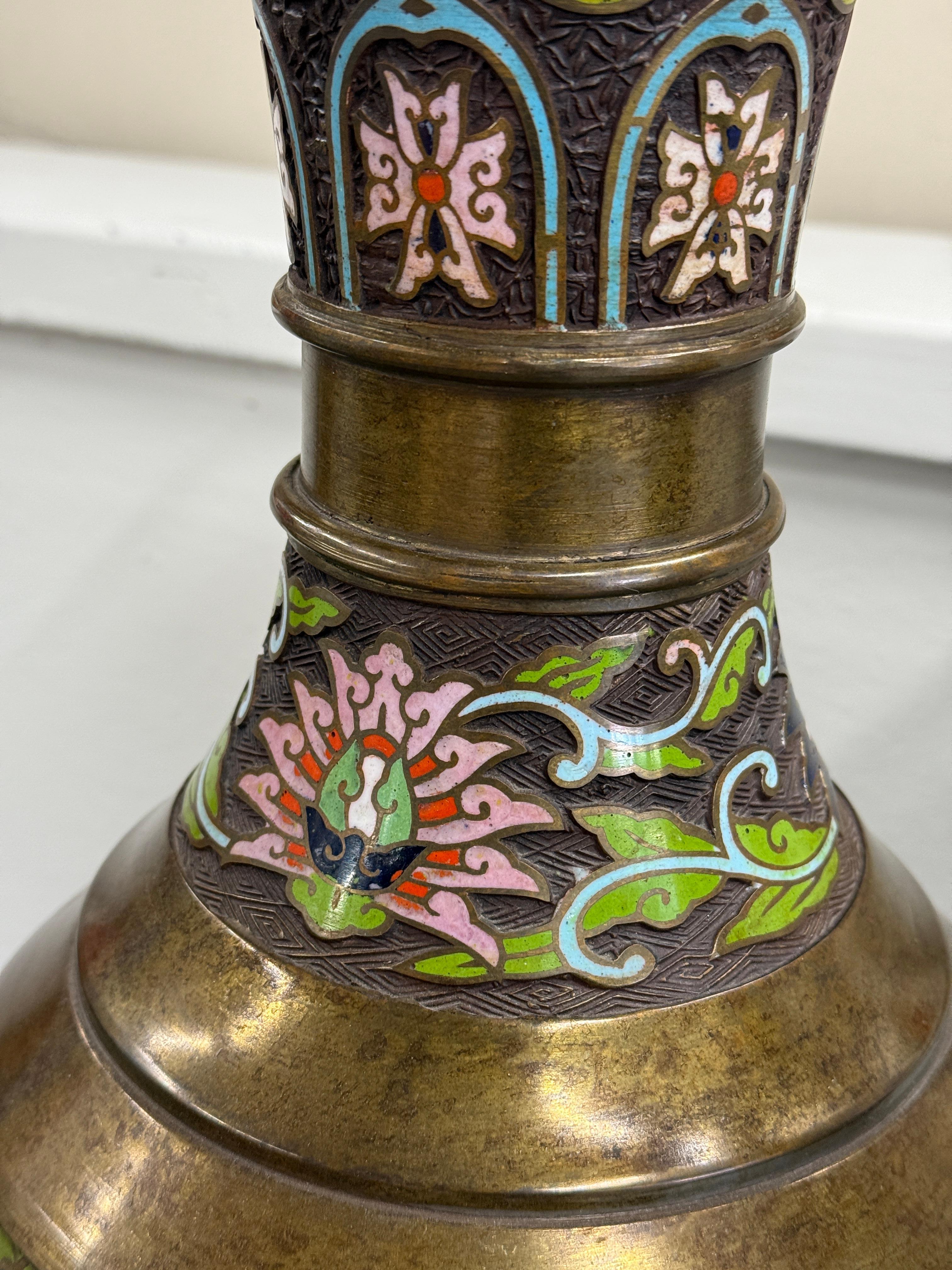 Paar chinesische Champleve-Emaille-Lampen oder Marbro-Lampen im Zustand „Gut“ im Angebot in Palm Springs, CA