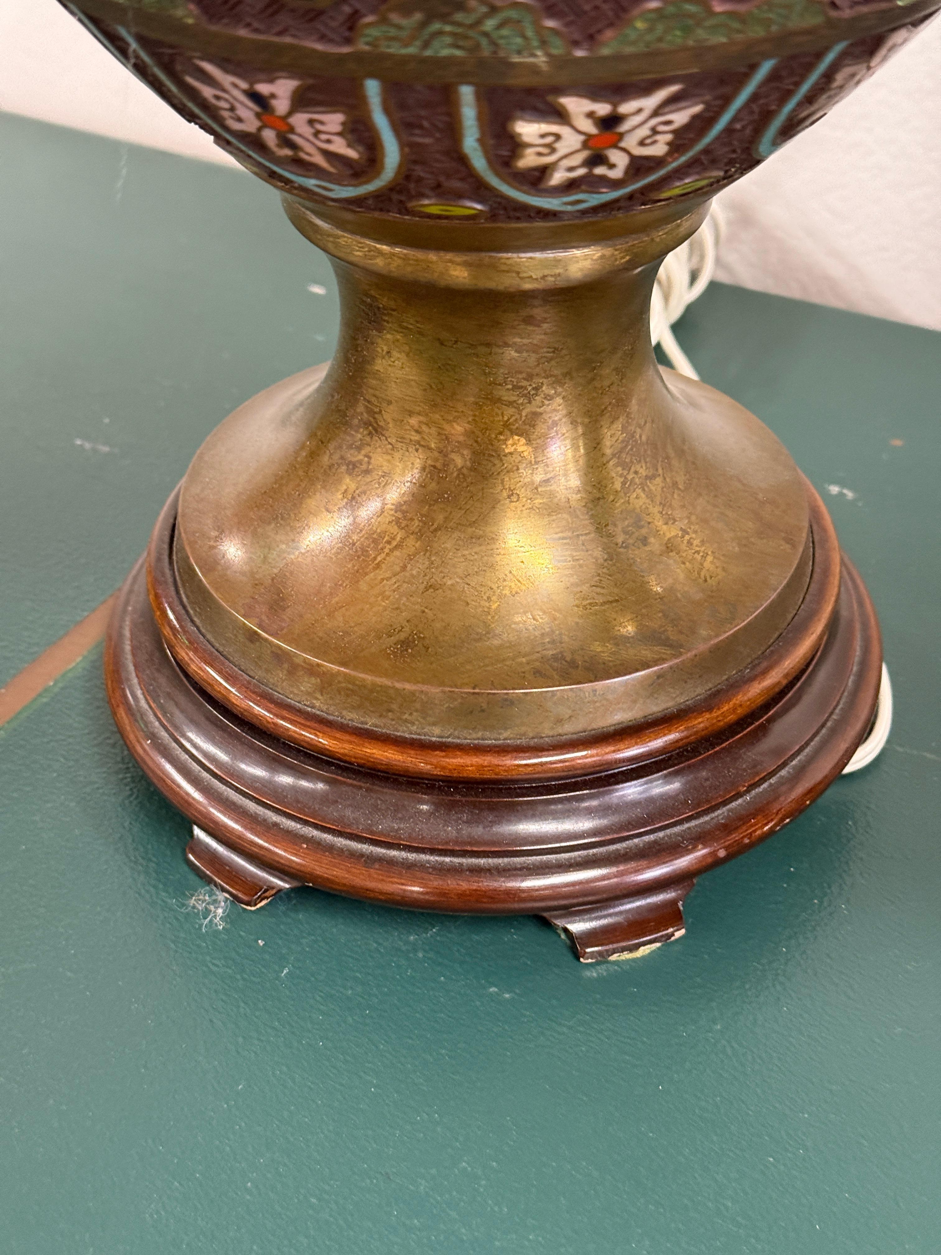 Paar chinesische Champleve-Emaille-Lampen oder Marbro-Lampen (Bronze) im Angebot