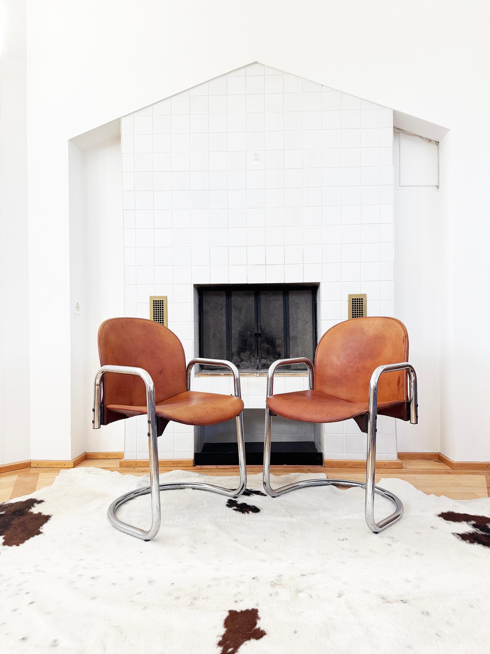 Afra und Tobia Scarpa für B&B Italia, 'Dialogo' Stühle, verchromtes Metall und Naturleder, Italien, 1974. Dieses Angebot ist für ein PAAR, von 2 Stühlen.  Wir haben insgesamt drei Stühle. Ein weiterer Stuhl ist als Einzelstück in einem separaten