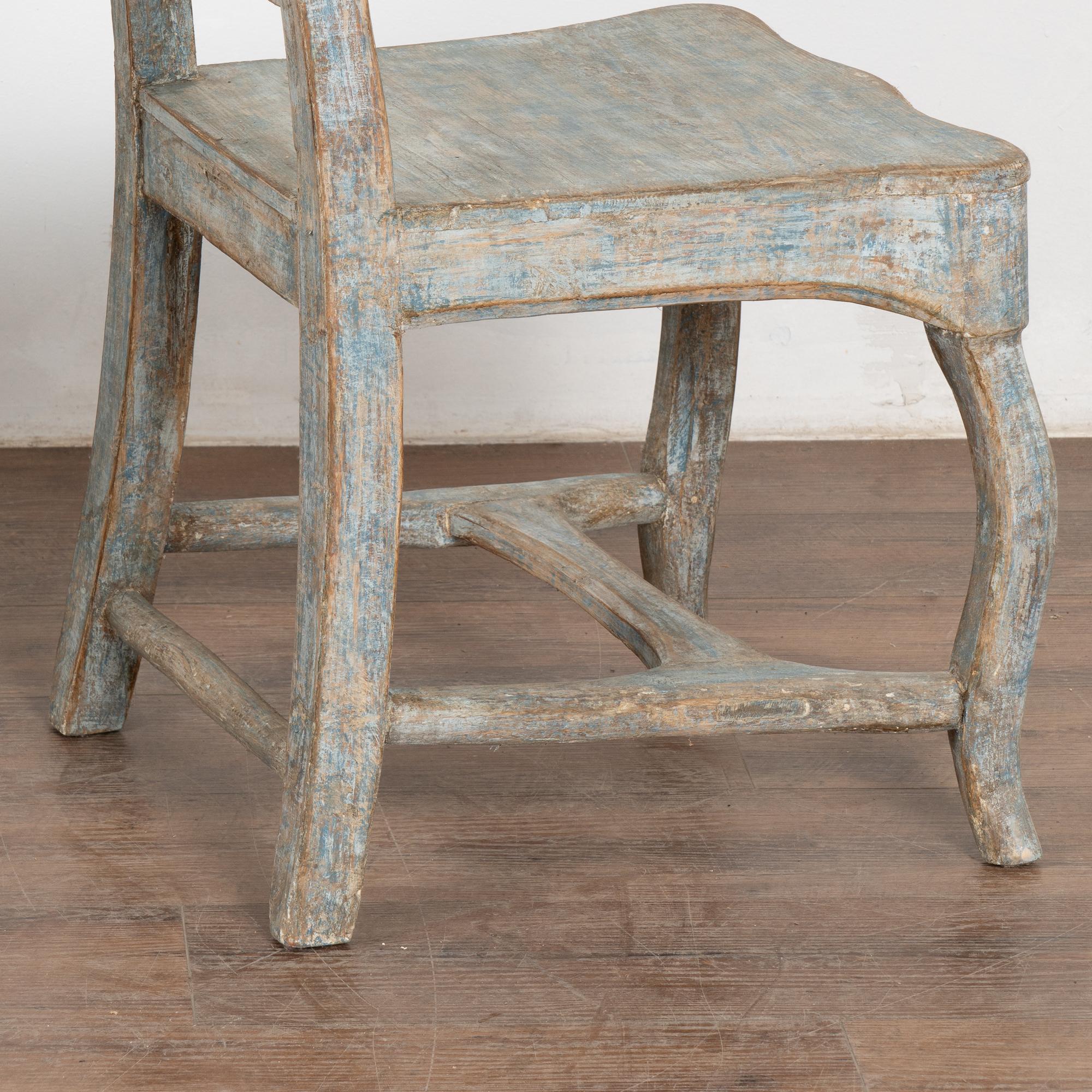 Paire de chaises d'appoint rococo originales en pin suédois peint en bleu, vers 1800-40 en vente 3