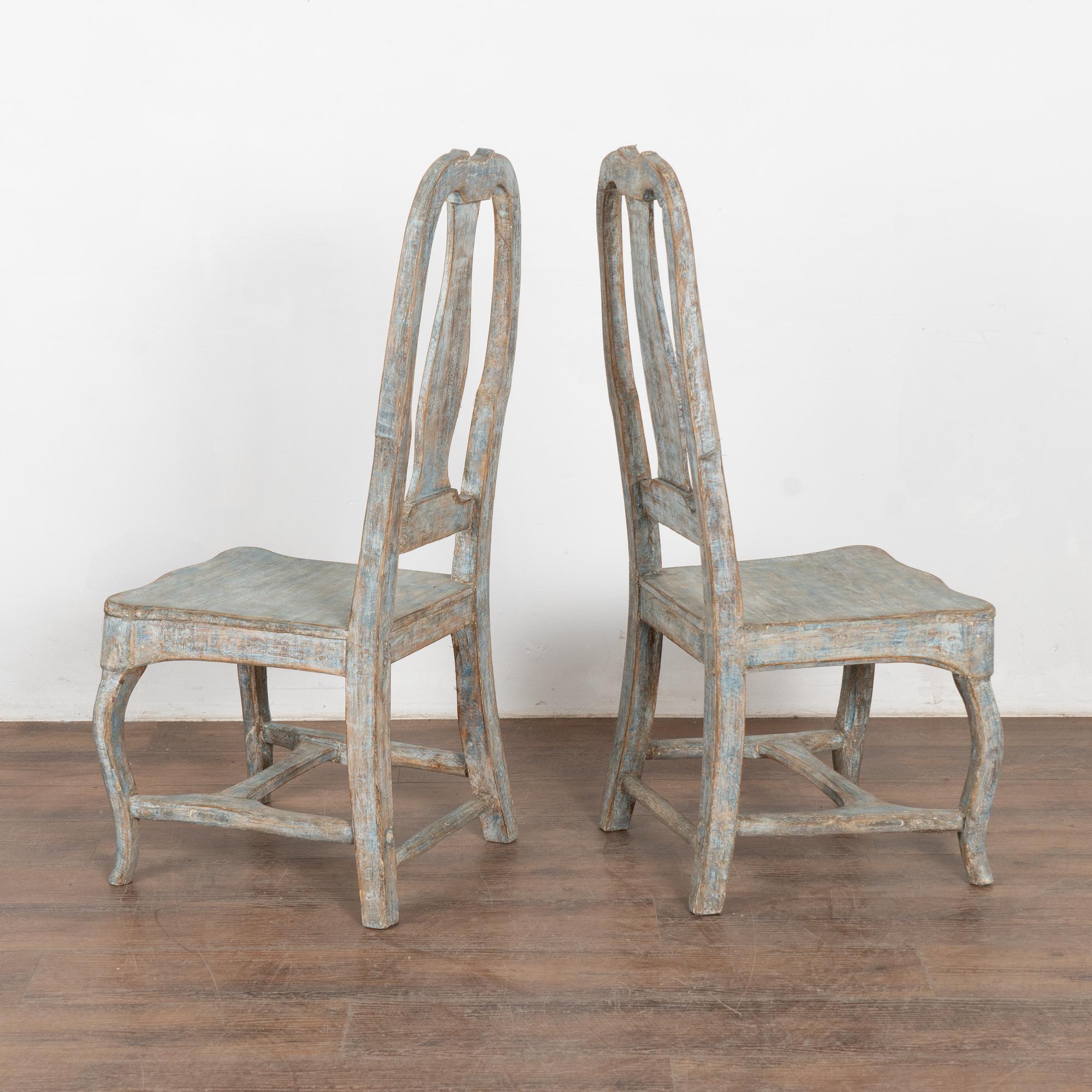 Paire de chaises d'appoint rococo originales en pin suédois peint en bleu, vers 1800-40 en vente 4