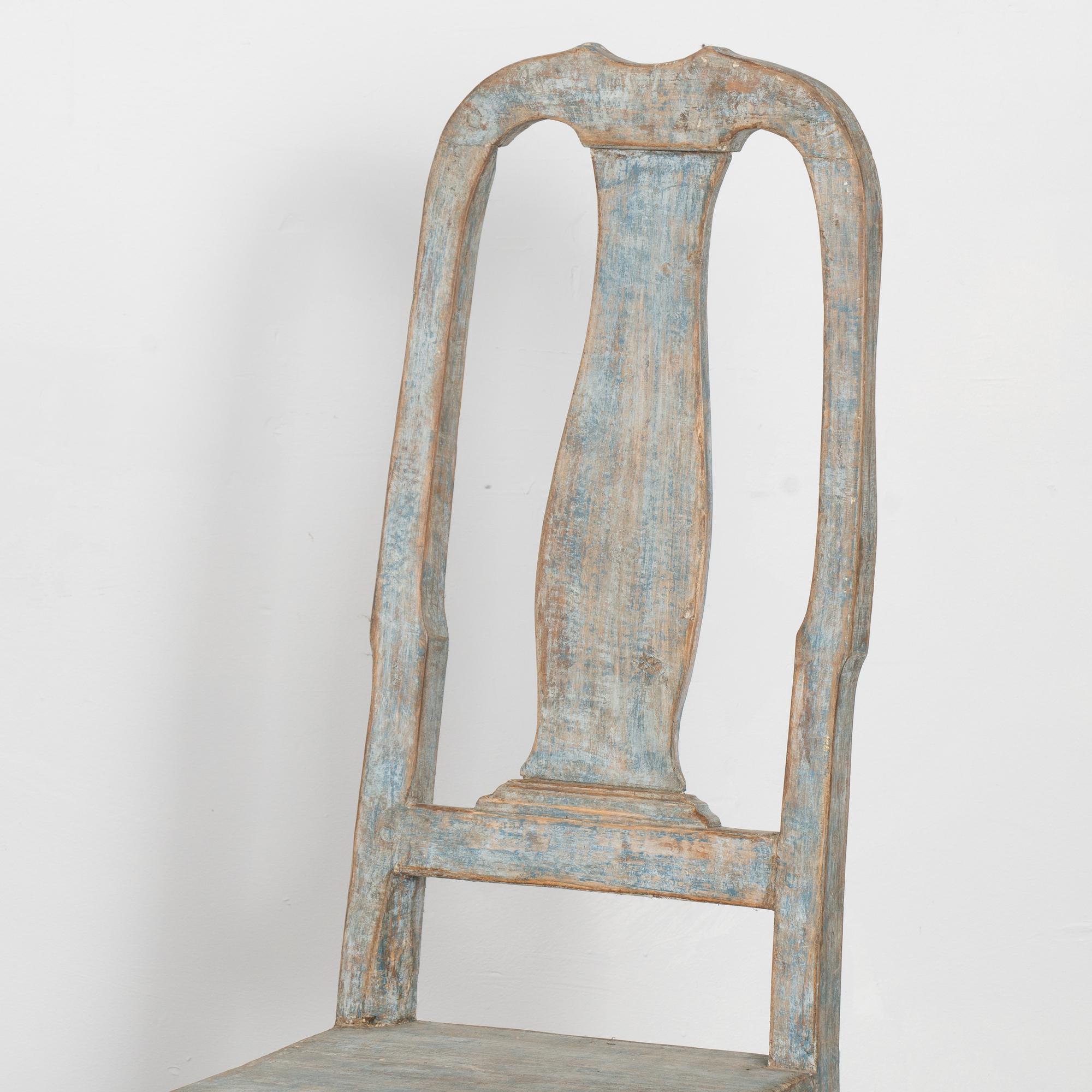 Suédois Paire de chaises d'appoint rococo originales en pin suédois peint en bleu, vers 1800-40 en vente