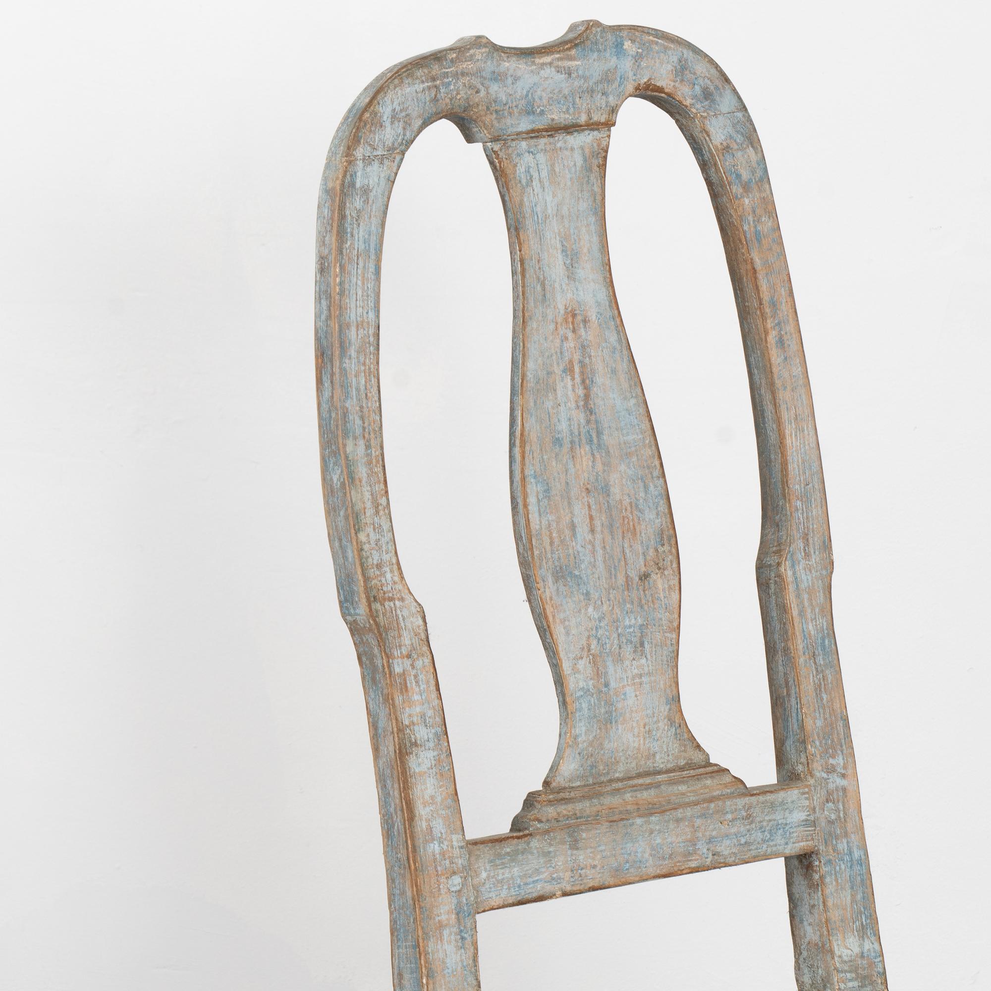 Paire de chaises d'appoint rococo originales en pin suédois peint en bleu, vers 1800-40 Bon état - En vente à Round Top, TX
