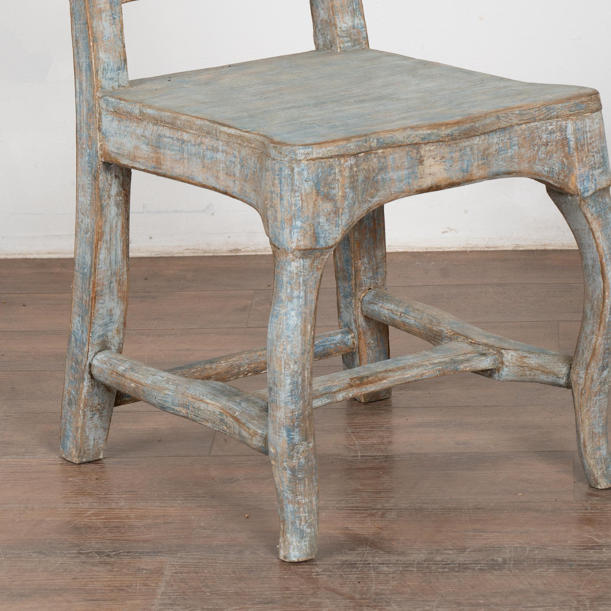 XIXe siècle Paire de chaises d'appoint rococo originales en pin suédois peint en bleu, vers 1800-40 en vente