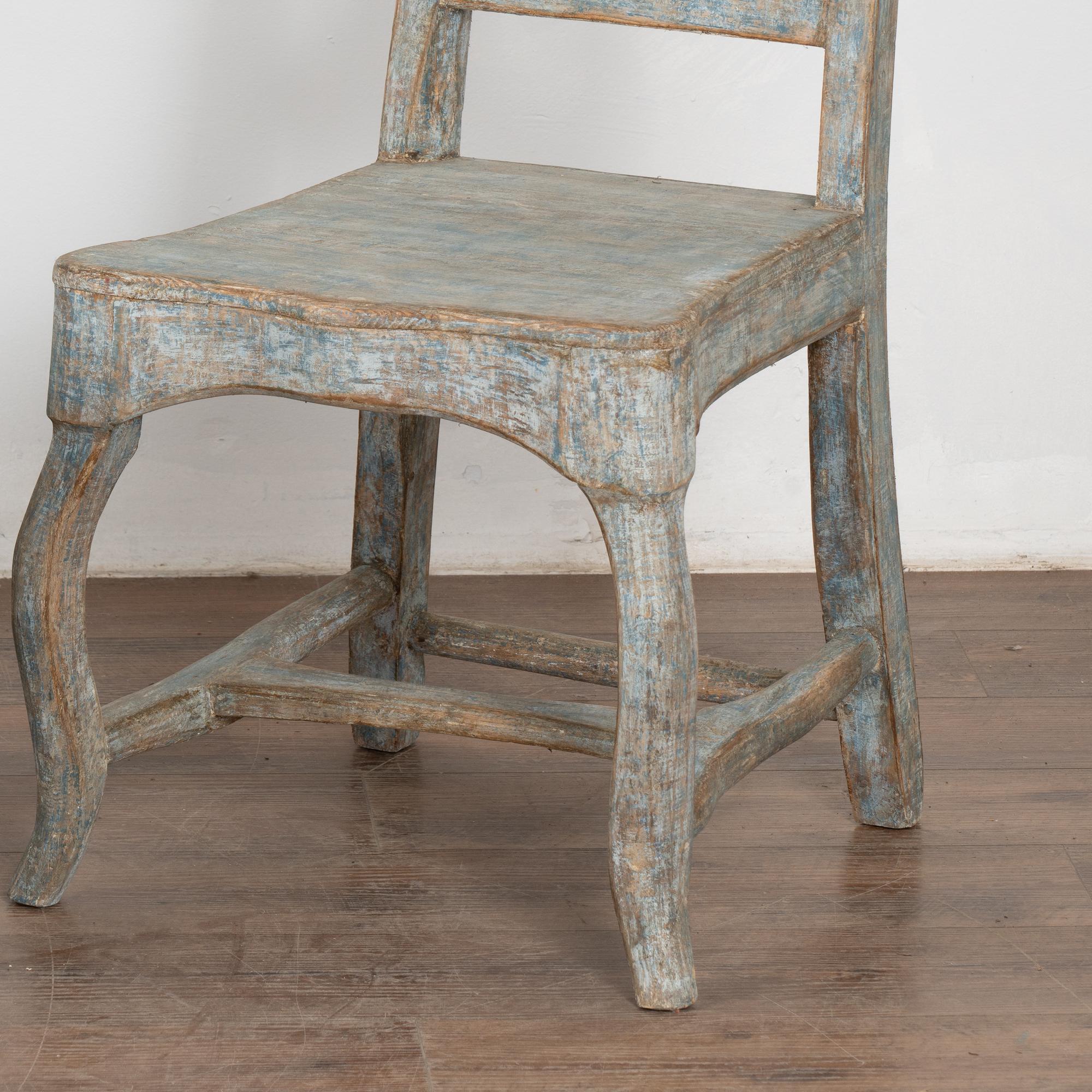 Pin Paire de chaises d'appoint rococo originales en pin suédois peint en bleu, vers 1800-40 en vente