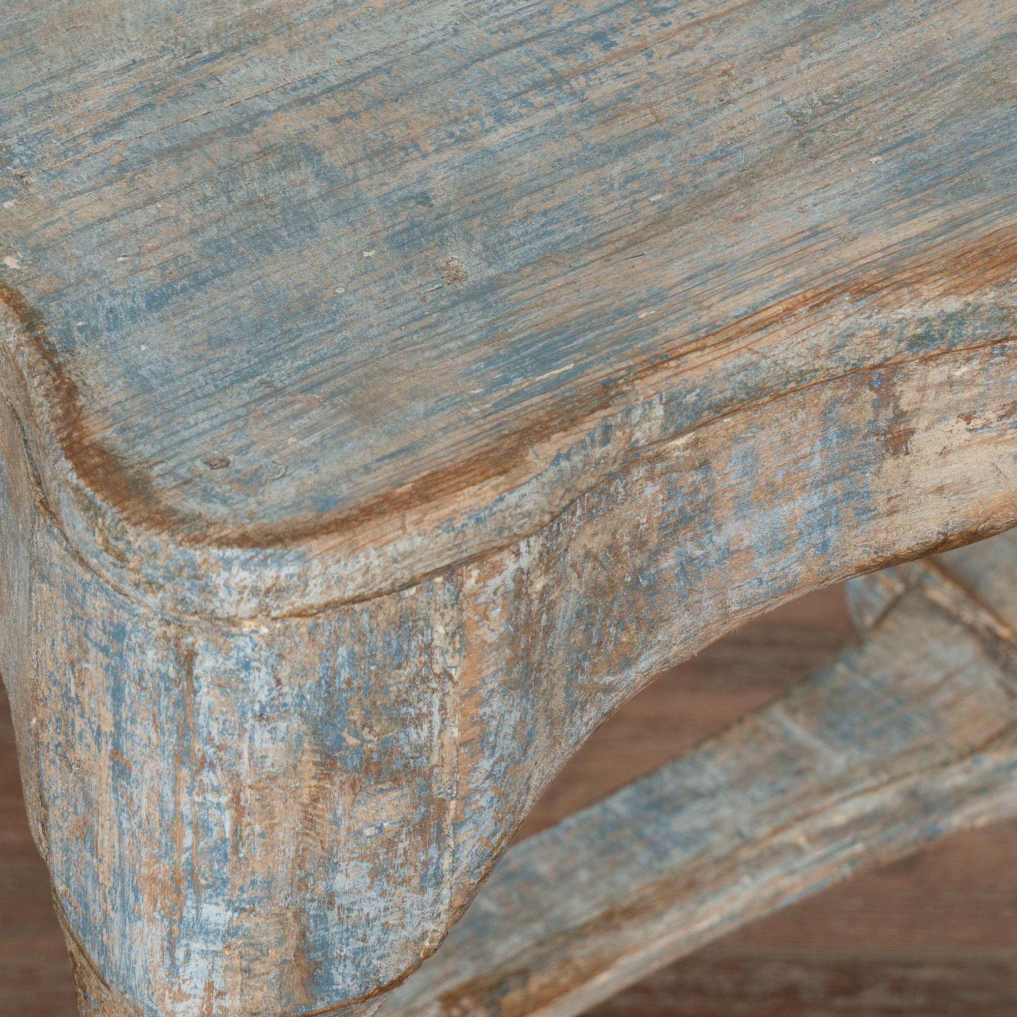 Paire de chaises d'appoint rococo originales en pin suédois peint en bleu, vers 1800-40 en vente 1