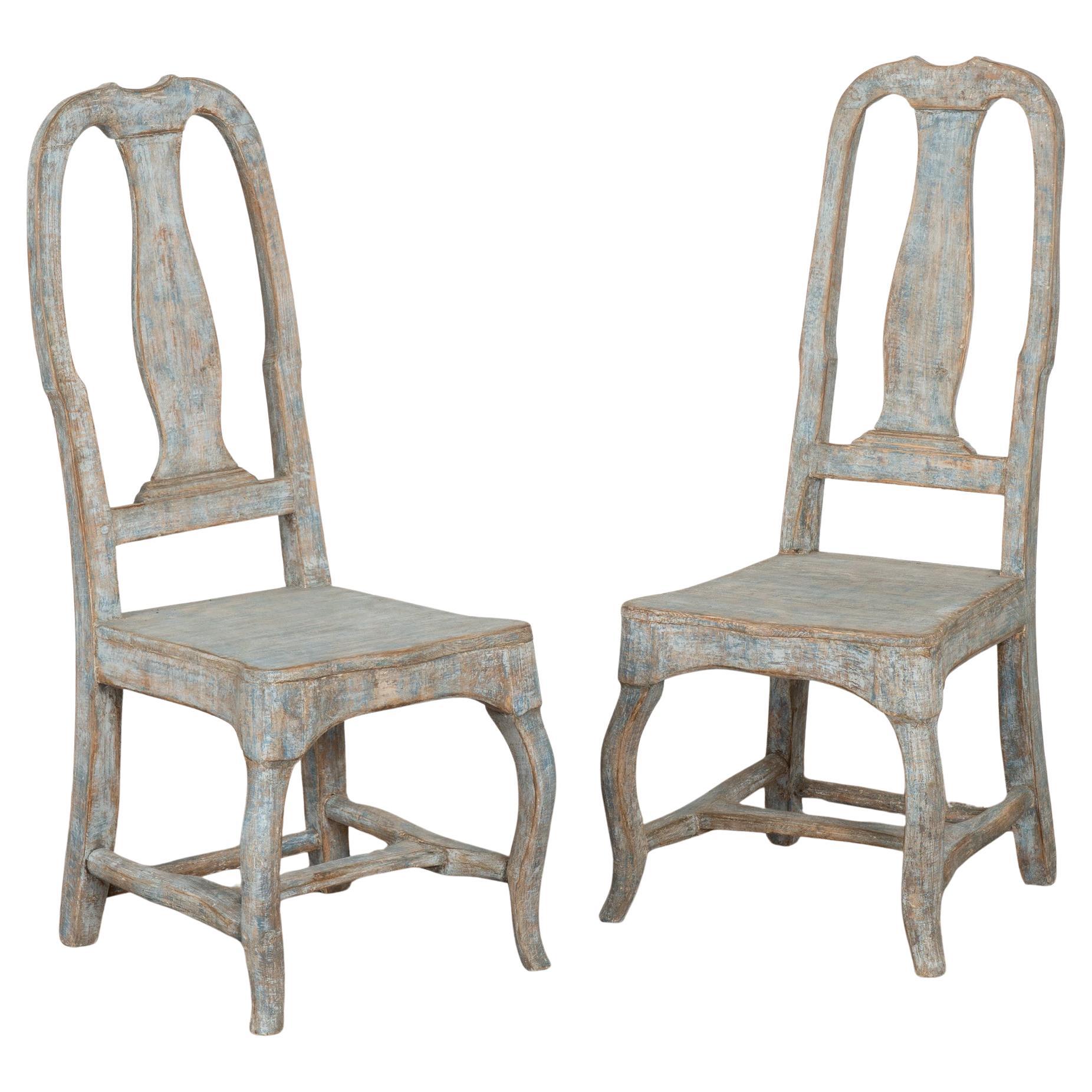 Pareja de sillas auxiliares rococó suecas originales de pino pintadas de azul, hacia 1800-40