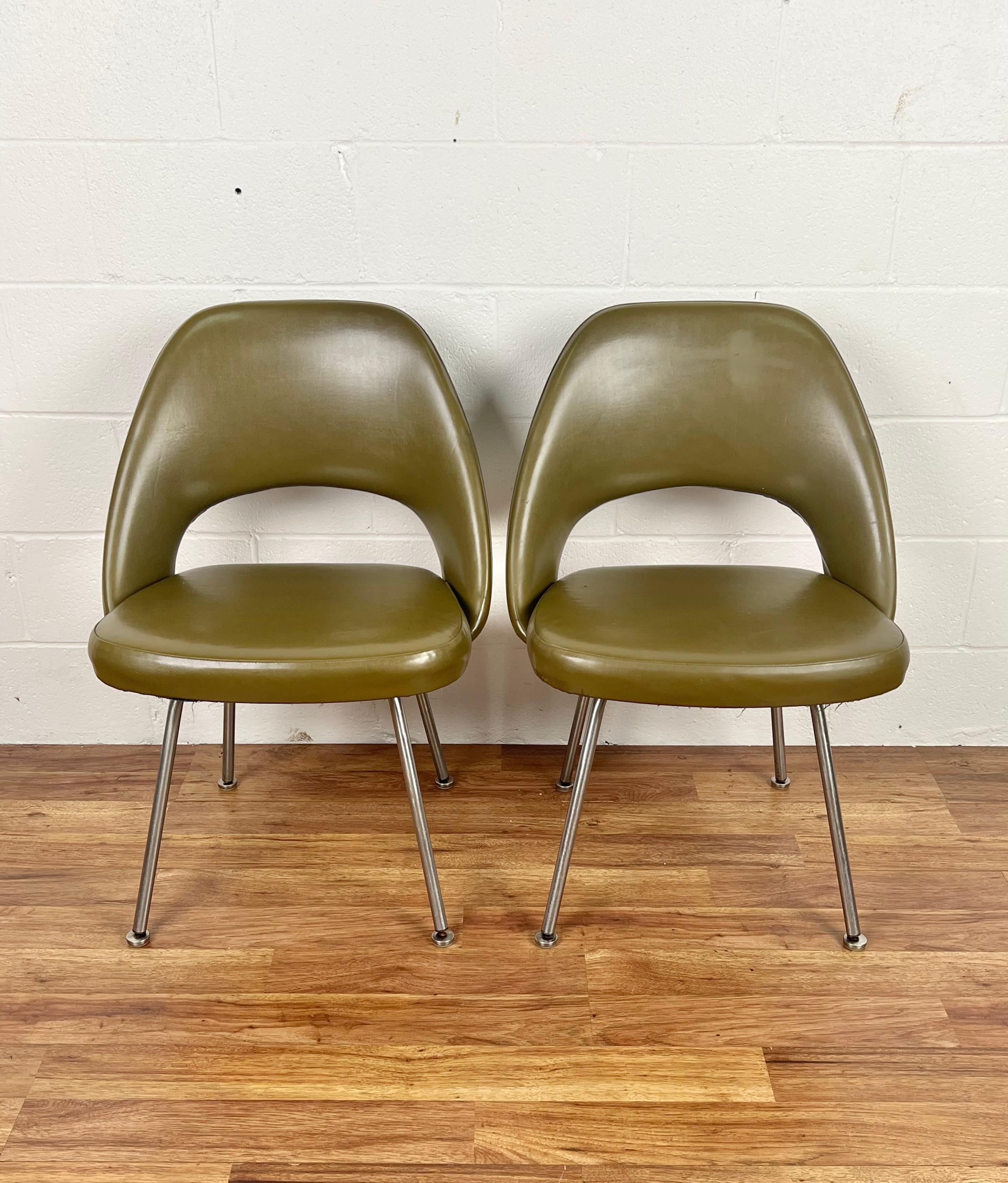 Nous proposons une belle paire de chaises latérales Executive 71 conçues par Eero Saarinen pour Knoll. Ce sont des exemples anciens et ils sont en très bon état, 100 % d'origine. L'une des chaises porte encore l'ancienne étiquette Knoll en dessous.