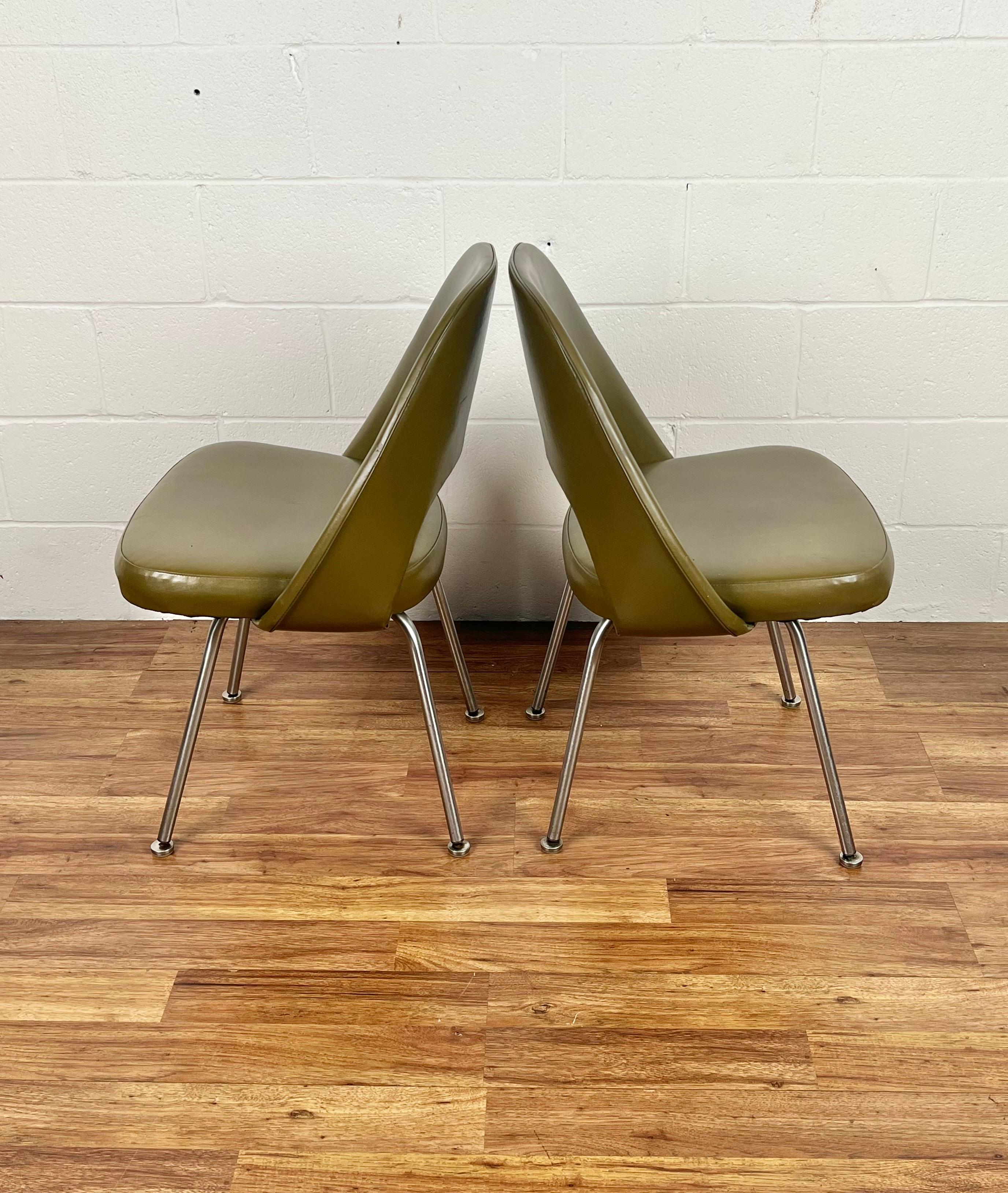 Pair Original Bronze Green Early Eero Saarinen 71 Executive Side Chairs Knoll In Good Condition For Sale In Philadelphia, PA