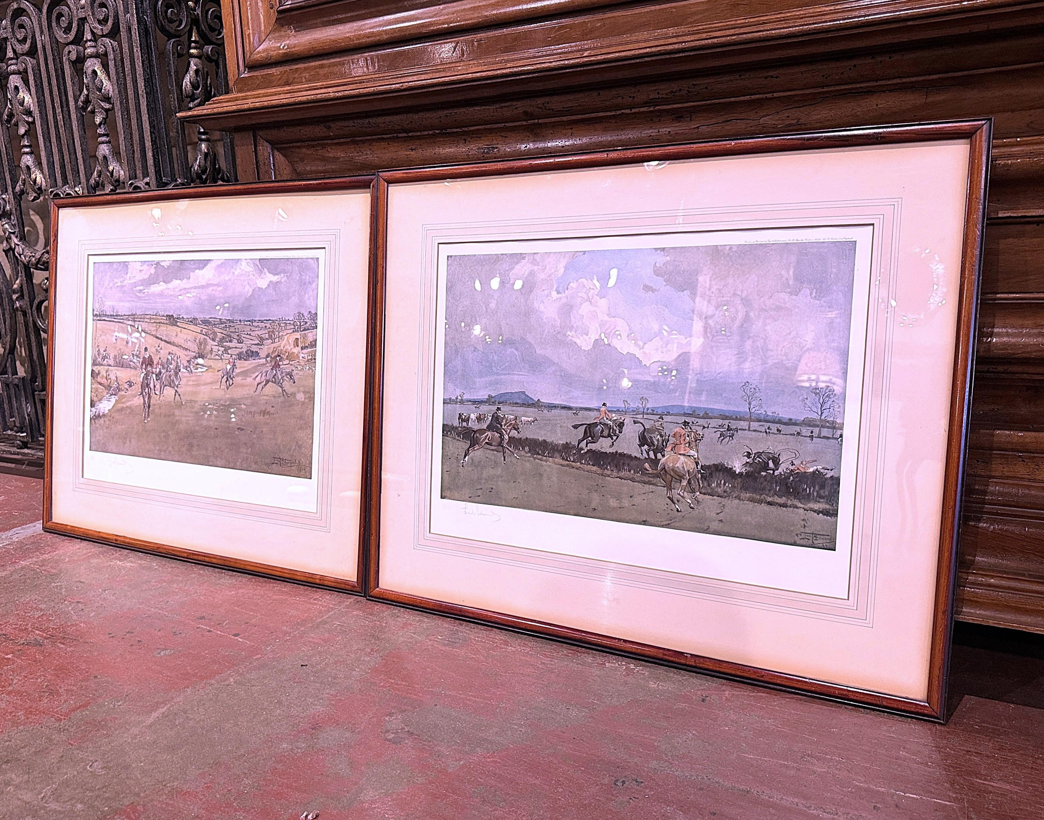 Dekorieren Sie eine Ranch oder ein Jagdhaus mit diesem schönen Paar antiker Farbdrucke. Die um 1926 in England gefertigten und vom Künstler Lionel Edwards signierten Originallithografien sind in einen geschnitzten Nussbaumrahmen eingefasst und mit