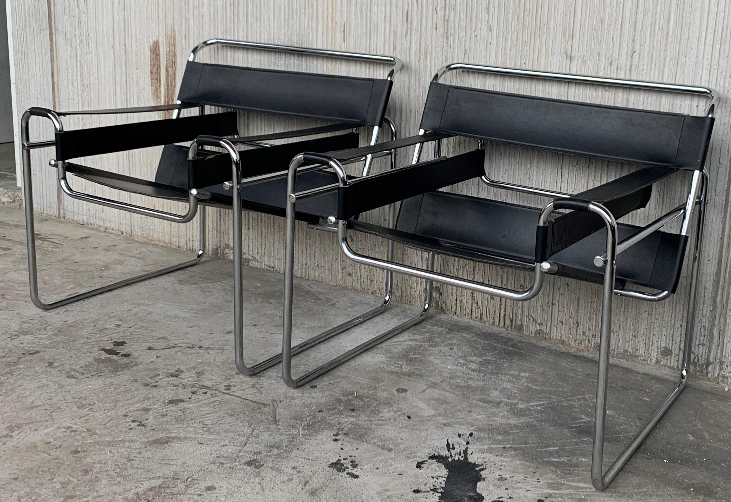 Tubular frame in chromed metal, seat and back in black numbered leather.
Original excellent condition of the leather and of the chromed steel tube.
Dimensions:
28.5 in. H x 31 in. W x 25.5 in. D
72 cm H x 79 cm W x 65 cm D.

  