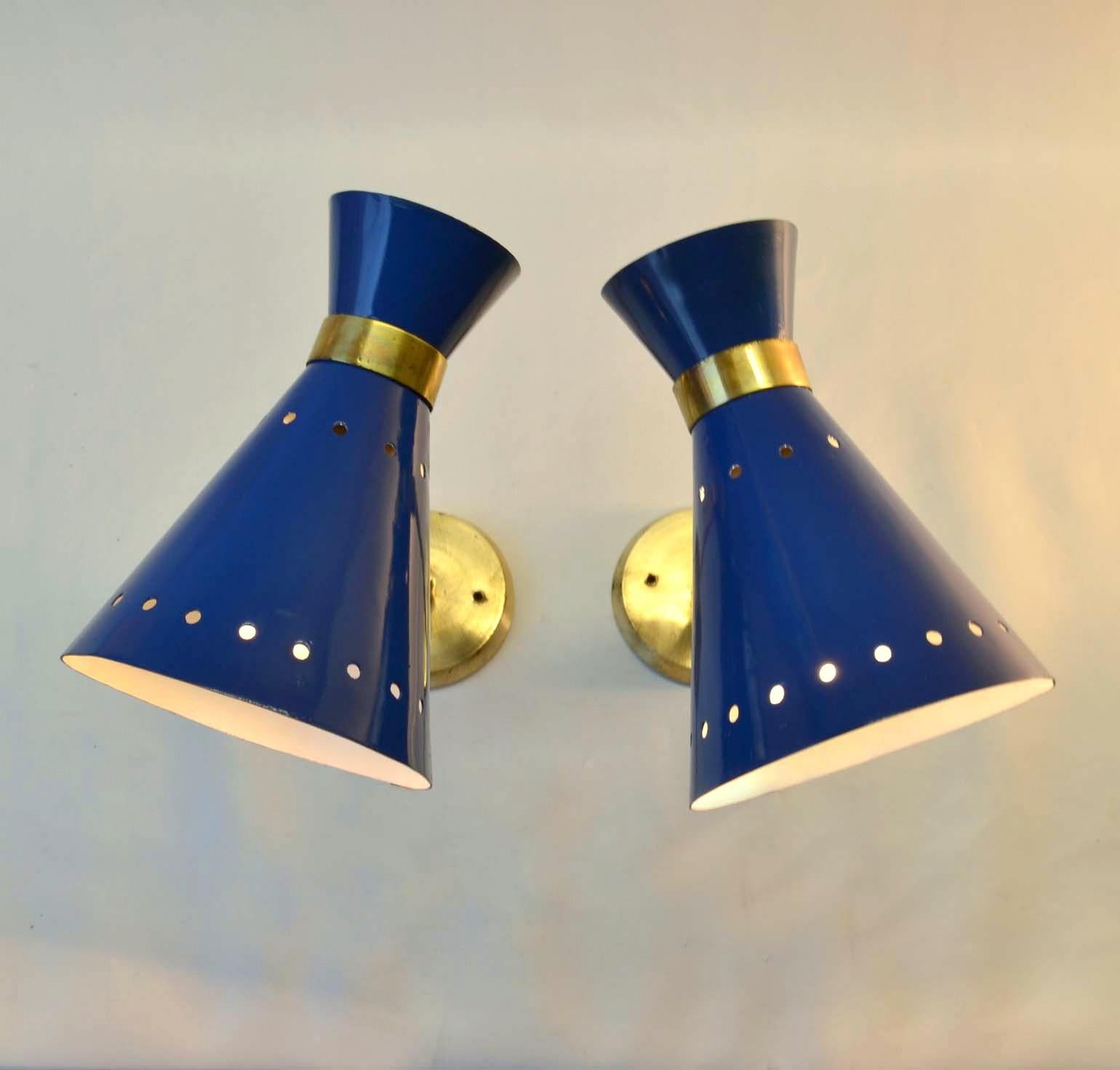 Pair of original Mid-Century Modern Italian ultramarine blue enameled aluminum and brass hourglass shape sconces with adjustable joints to angle the light source. These Italian enameled sconces attributed to Stilnovo were produced in the 1950s-1960s