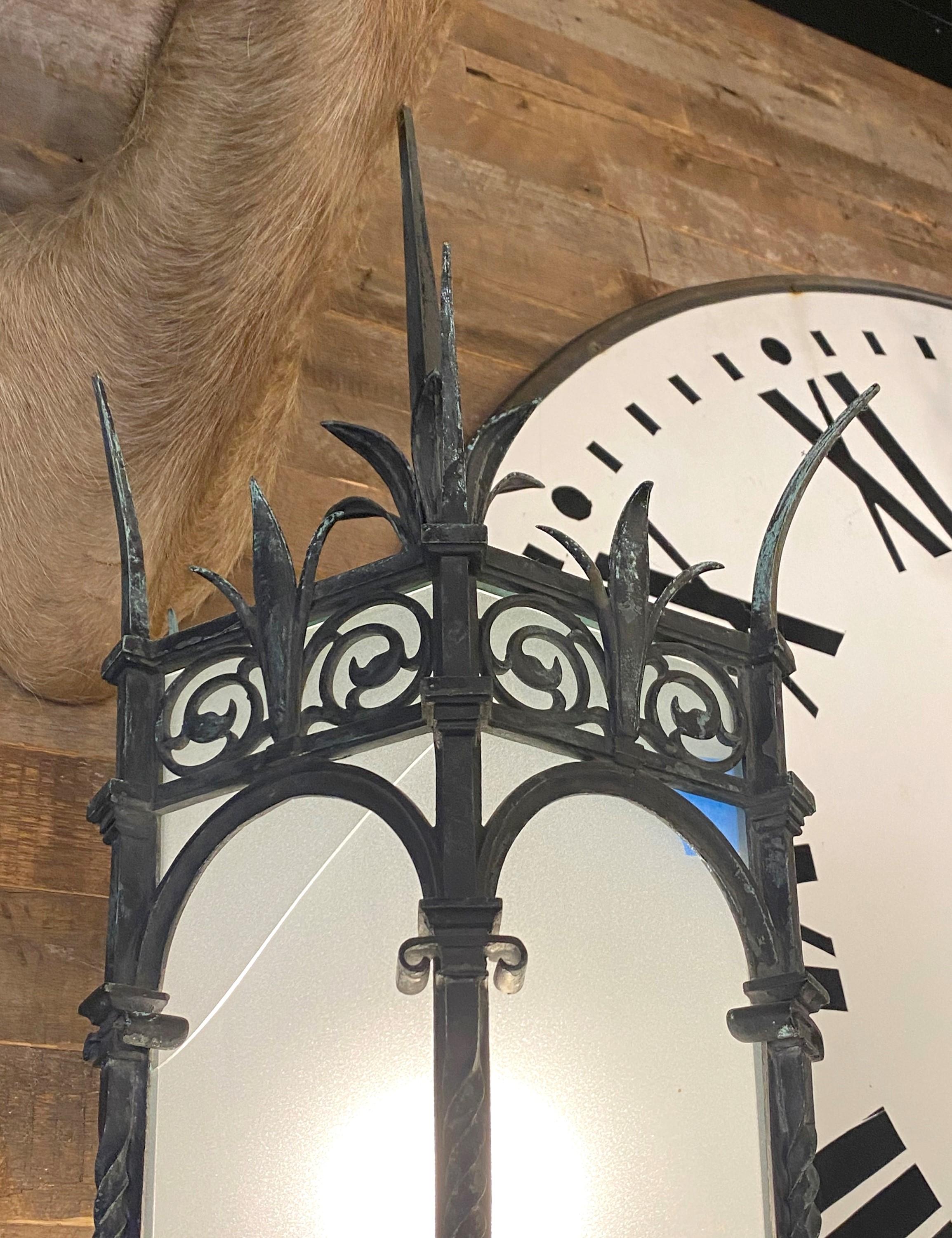 Coppia di lampade gotiche esterne originali in bronzo verdastro NYC in vendita 5
