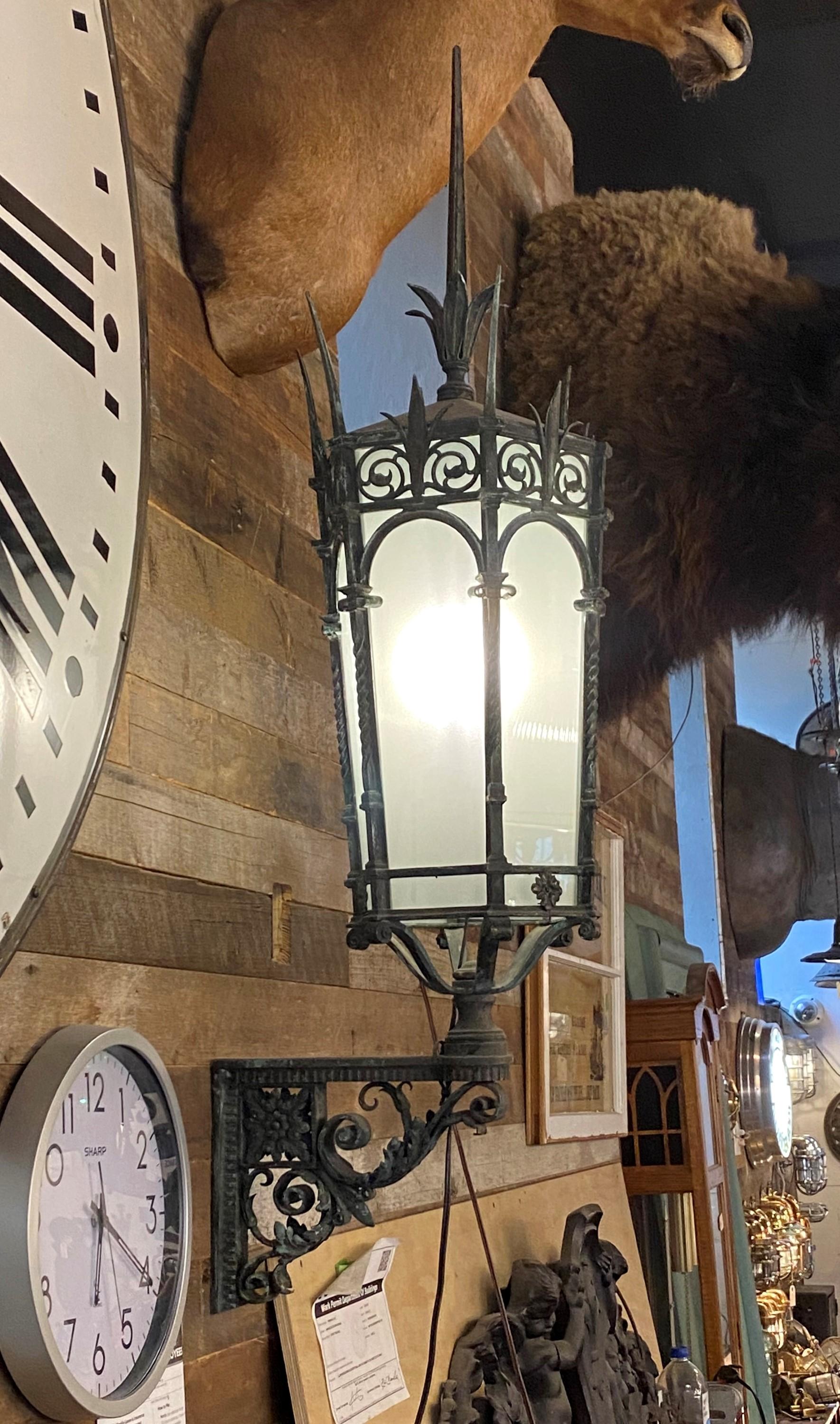 Gotico Coppia di lampade gotiche esterne originali in bronzo verdastro NYC in vendita
