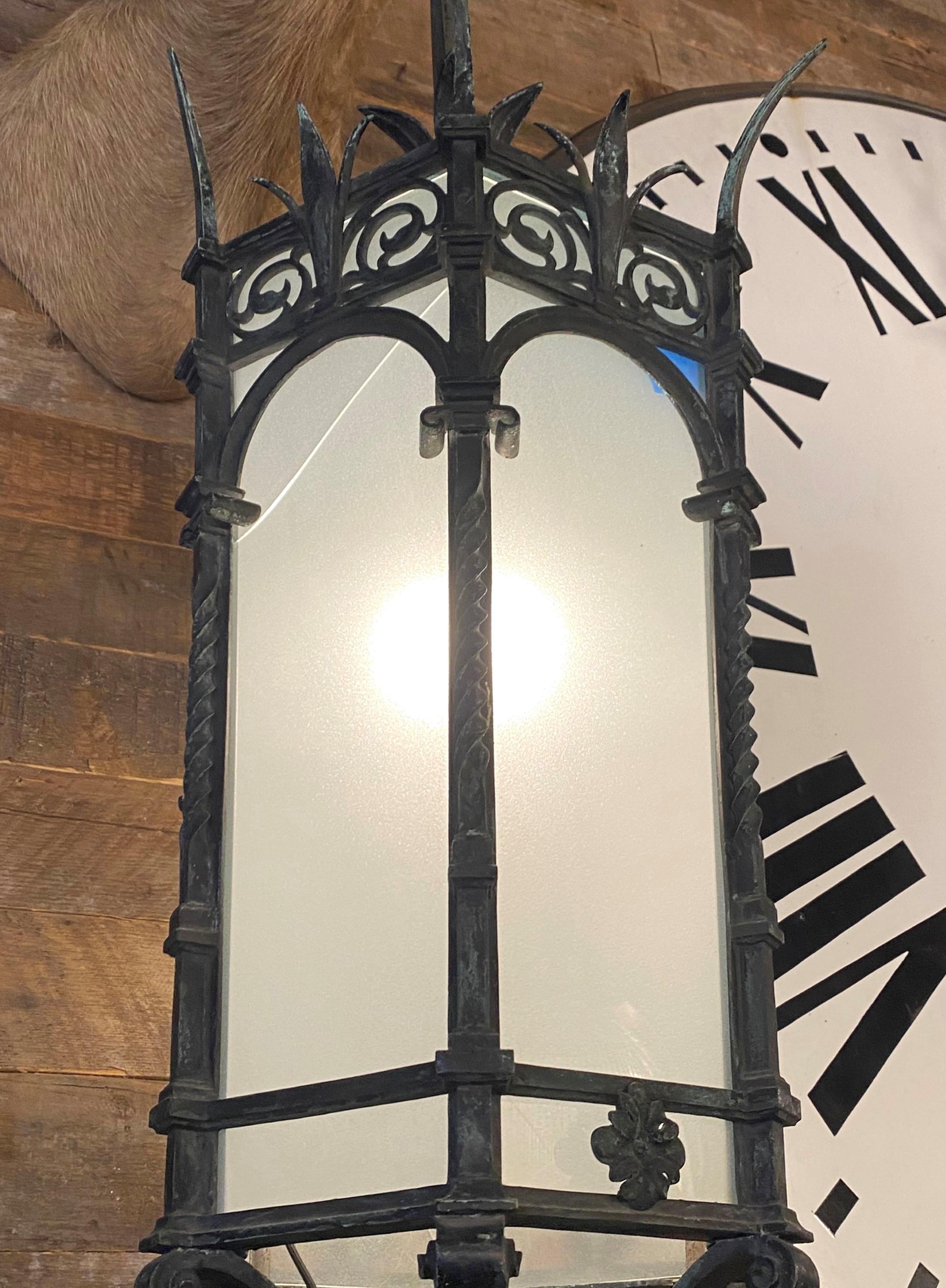 XX secolo Coppia di lampade gotiche esterne originali in bronzo verdastro NYC in vendita