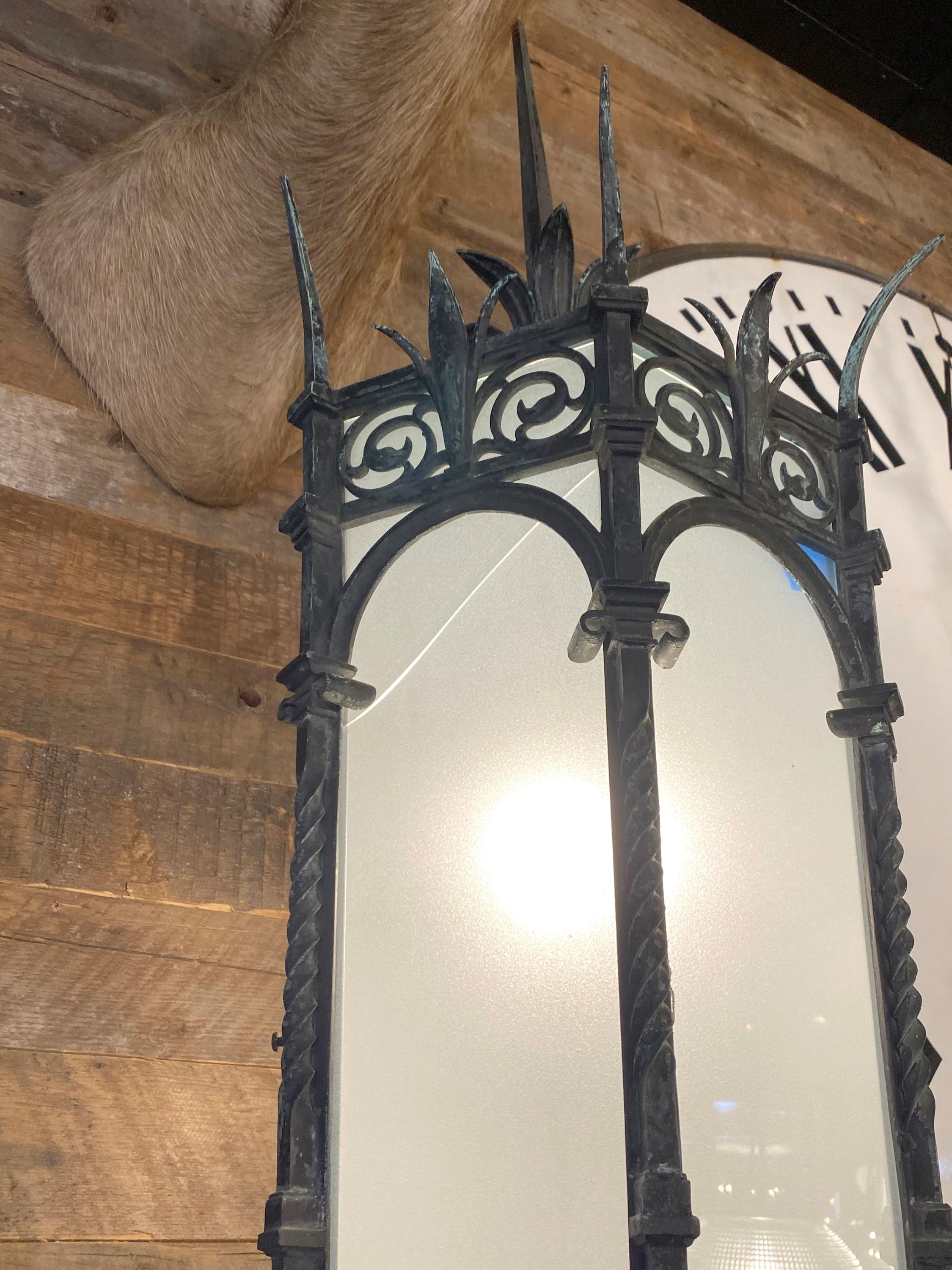 Coppia di lampade gotiche esterne originali in bronzo verdastro NYC in vendita 1