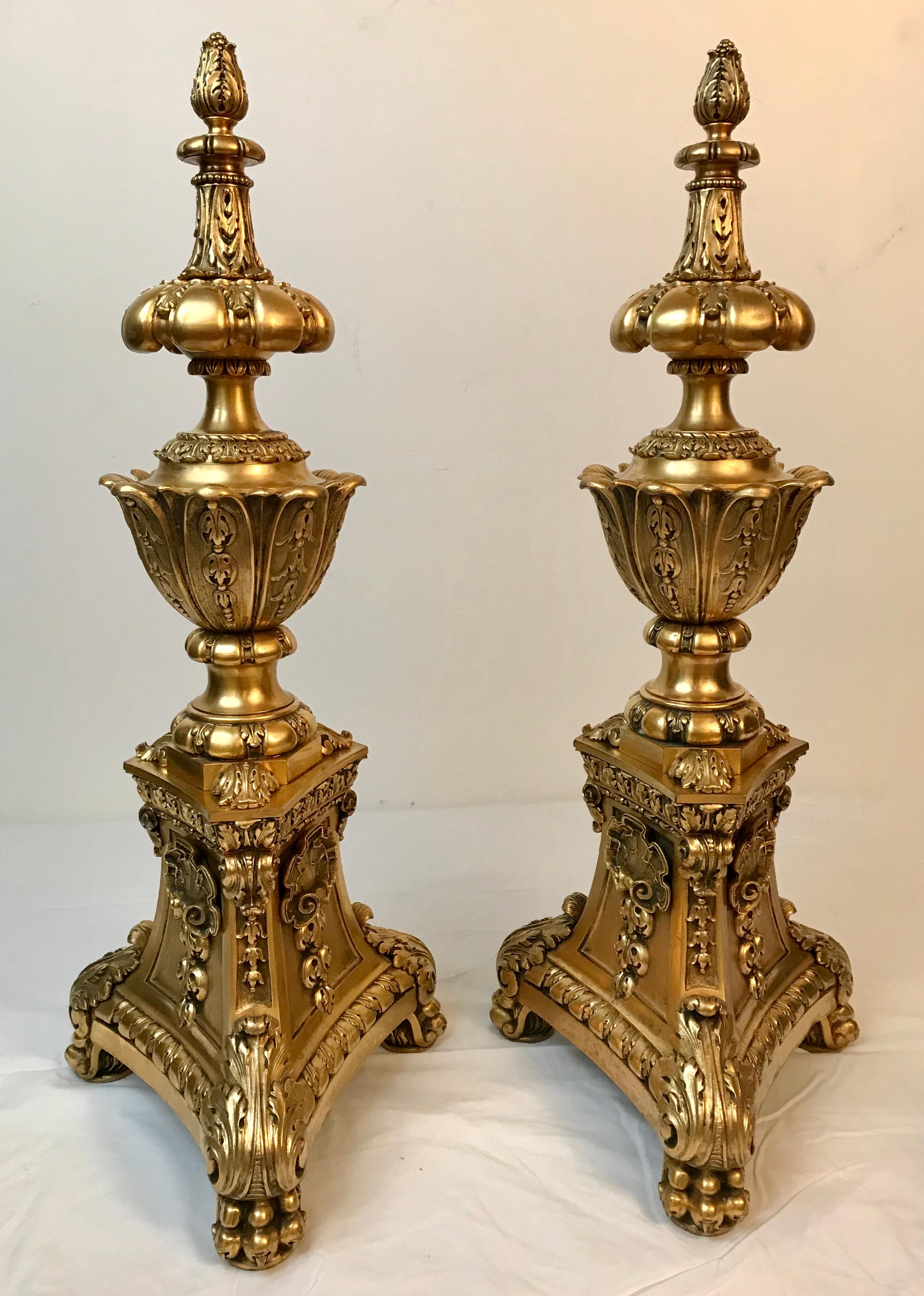 Paar Ormolu-Bronze-Andirons (Vergoldet) im Angebot