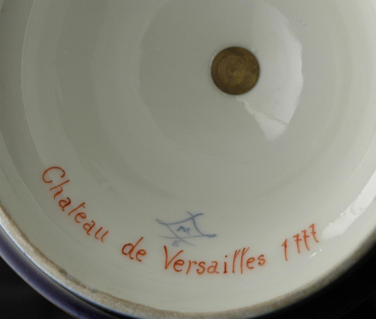 Unsere kobaltblau glasierten Vasen im Louis XV-Stil aus Sèvres sind mit aufwendigen vergoldeten Mustern versehen, darunter das Wappen von Louis XV mit drei Lilien in Schilden, die von den Ketten der Orden des Heiligen Michael und des Heiligen