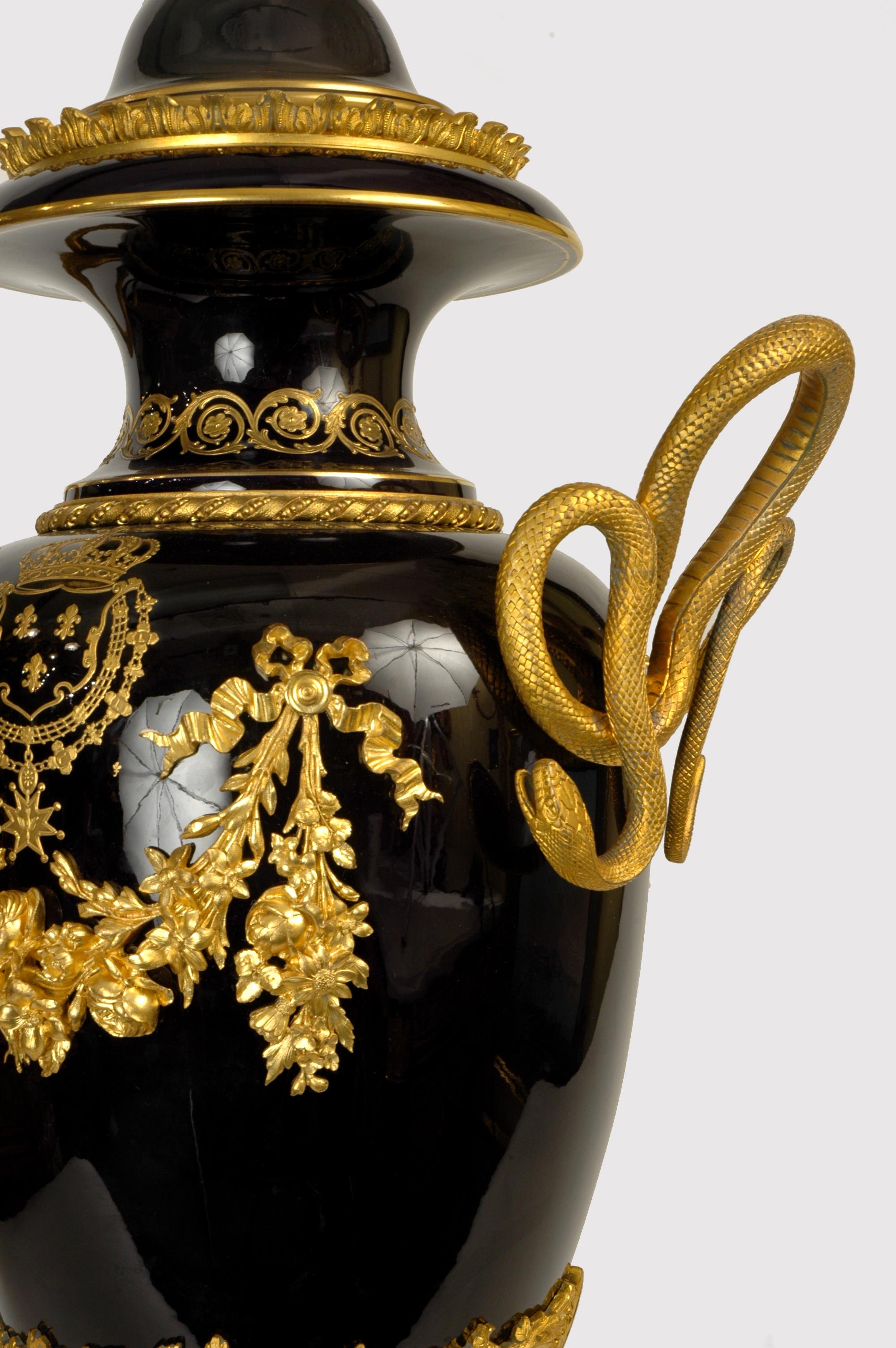 Doré Paire d'urnes en porcelaine bleu cobalt montées sur bronze doré de style Louis XV de Sèvres en vente
