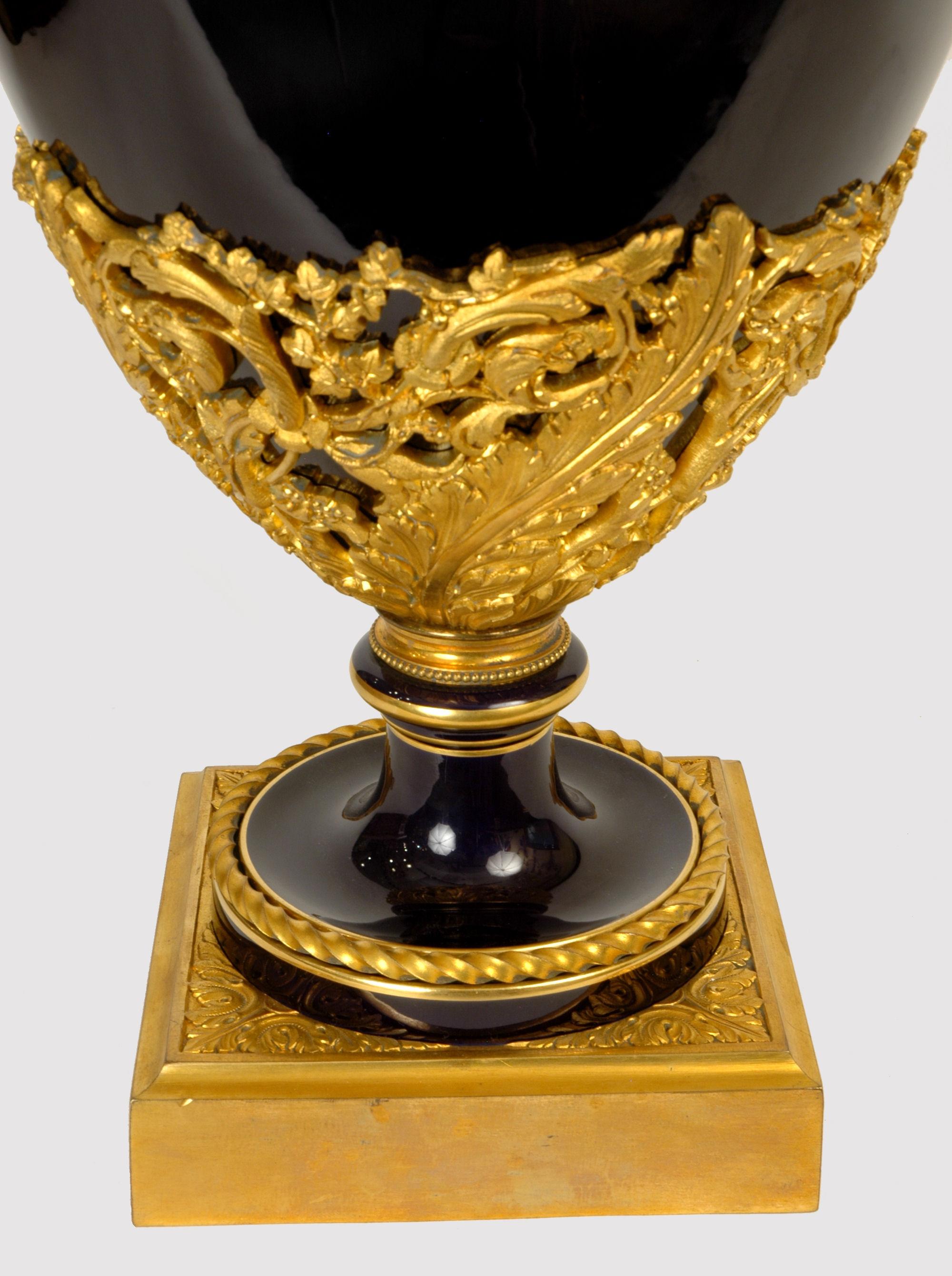 Paar kobaltblaue Ormolu-Bronze-Porzellanurnen im Louis-XV-Stil aus Sevres (Vergoldet) im Angebot