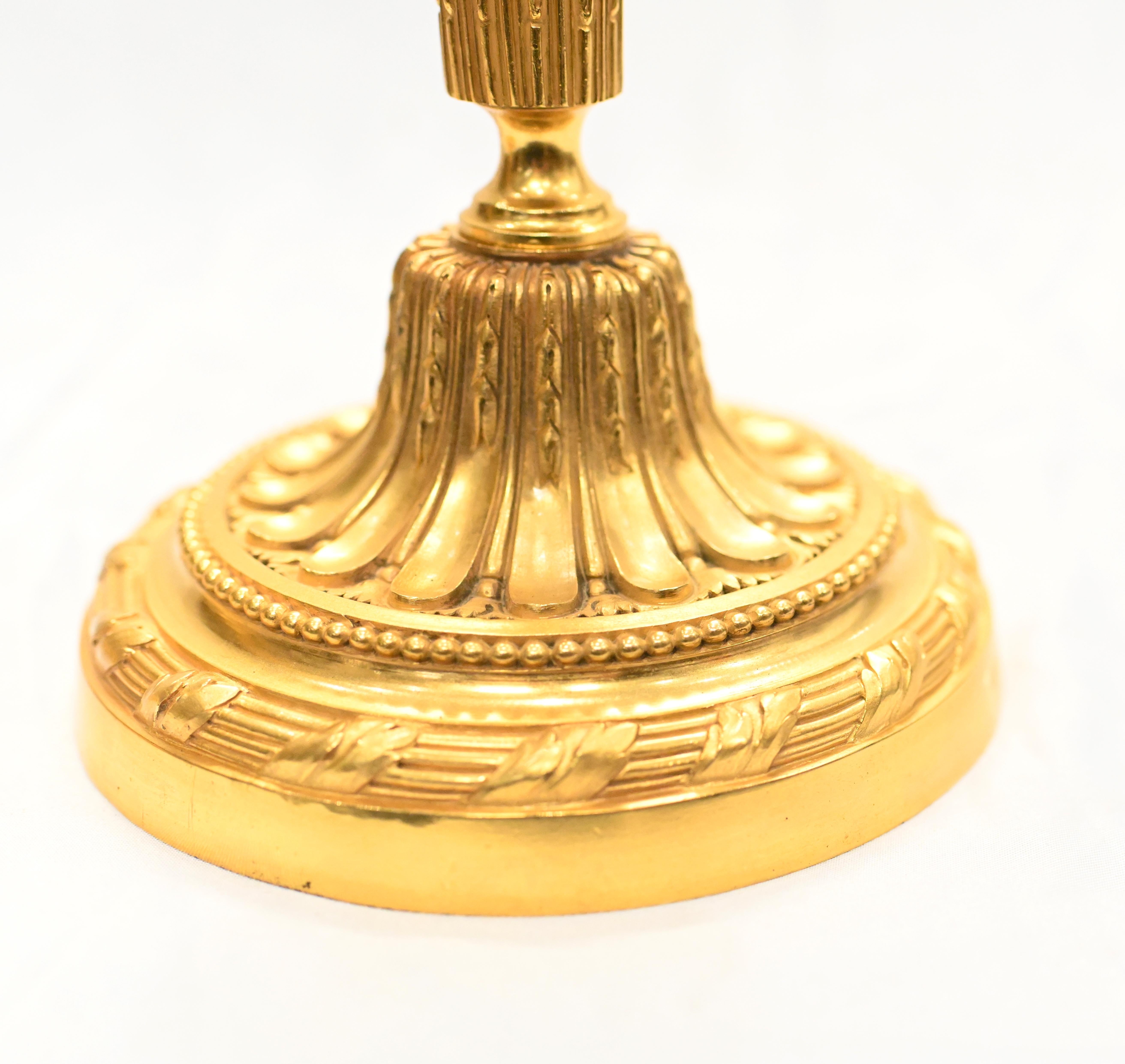 Paar Goldbronze-Kerzenständer, signiert Henry Dasson, vergoldete Kandelaber 1880 im Angebot 5
