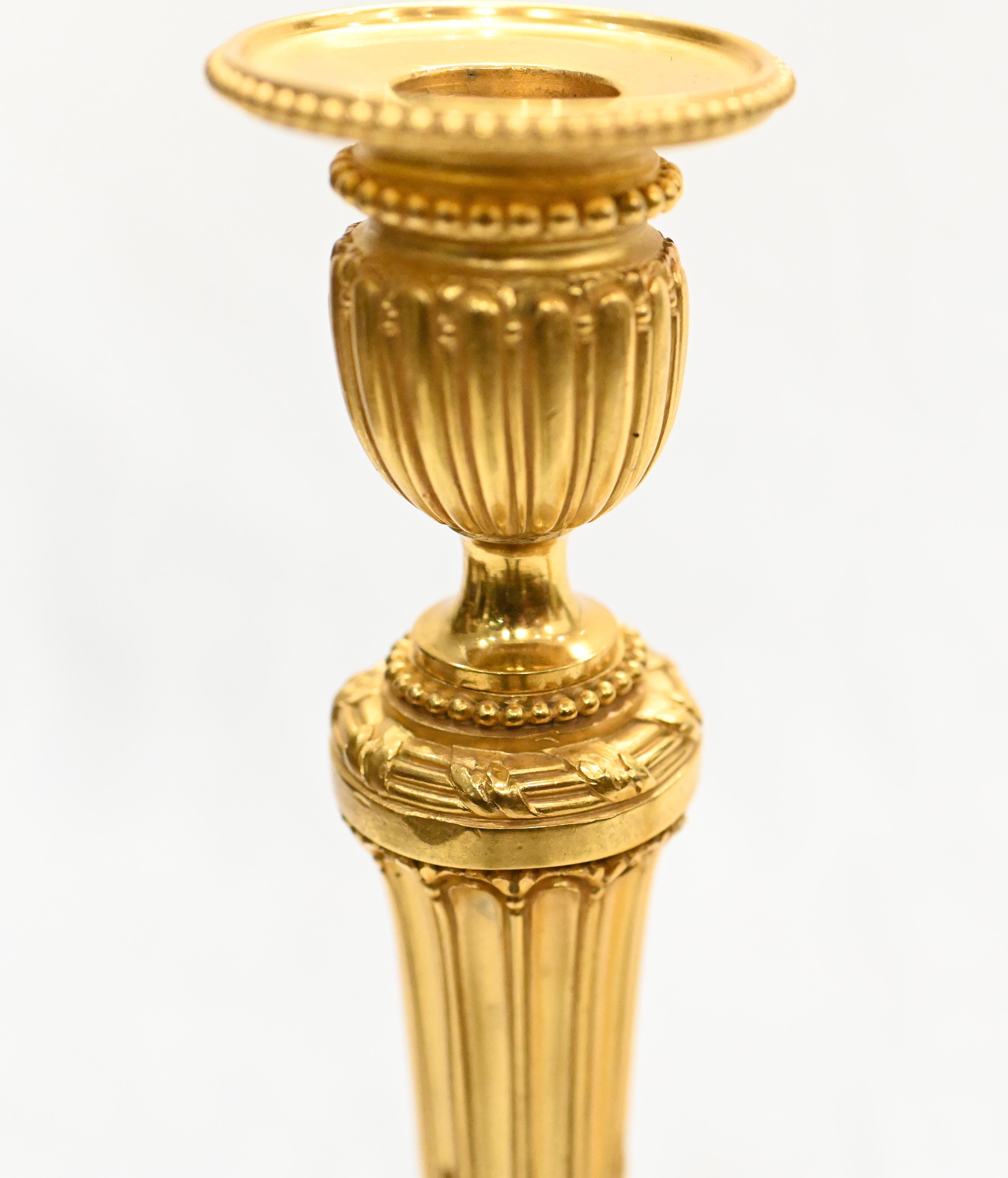 Paar Goldbronze-Kerzenständer, signiert Henry Dasson, vergoldete Kandelaber 1880 (Spätes 19. Jahrhundert) im Angebot
