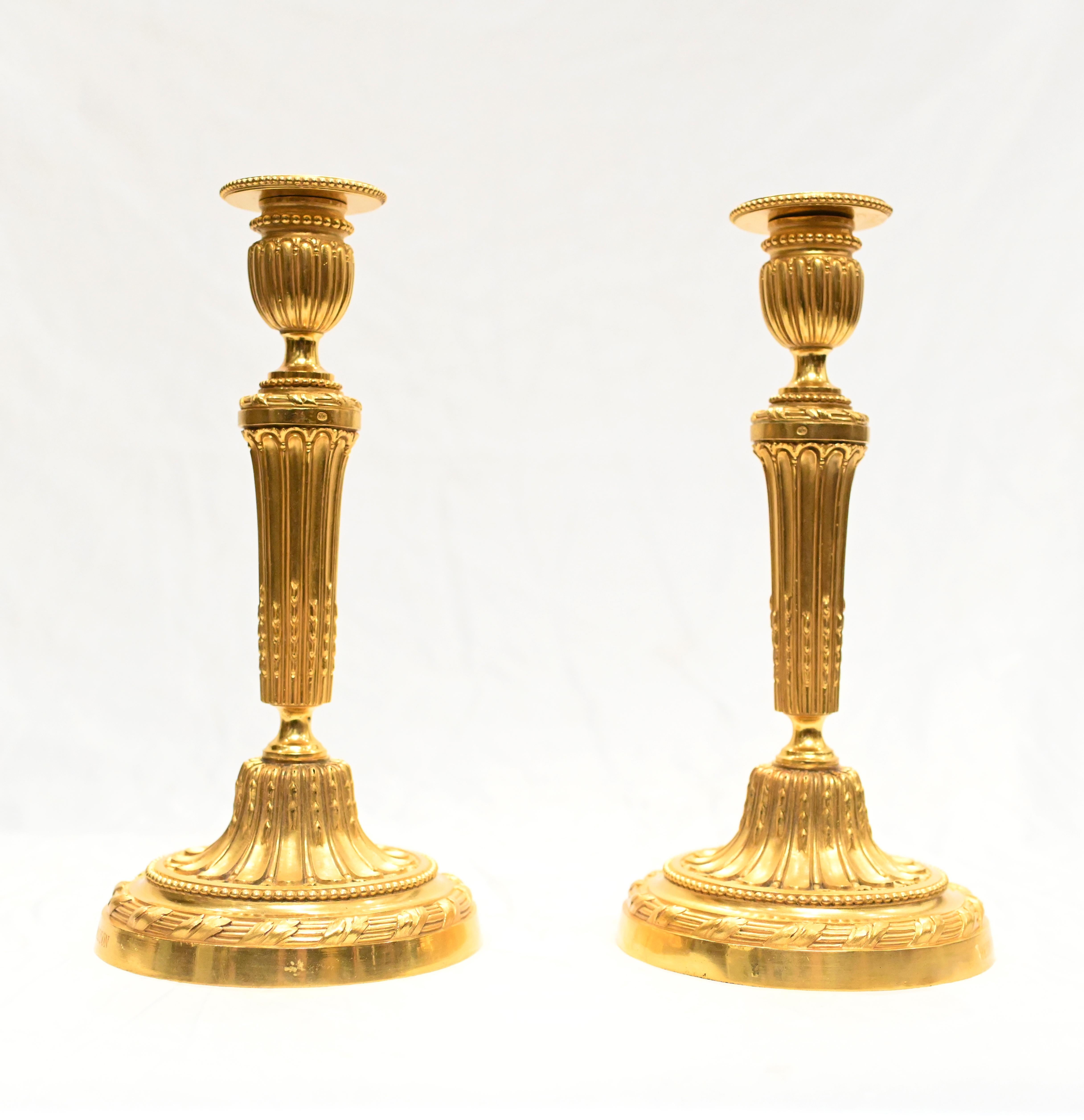 Paar Goldbronze-Kerzenständer, signiert Henry Dasson, vergoldete Kandelaber 1880 im Angebot 2