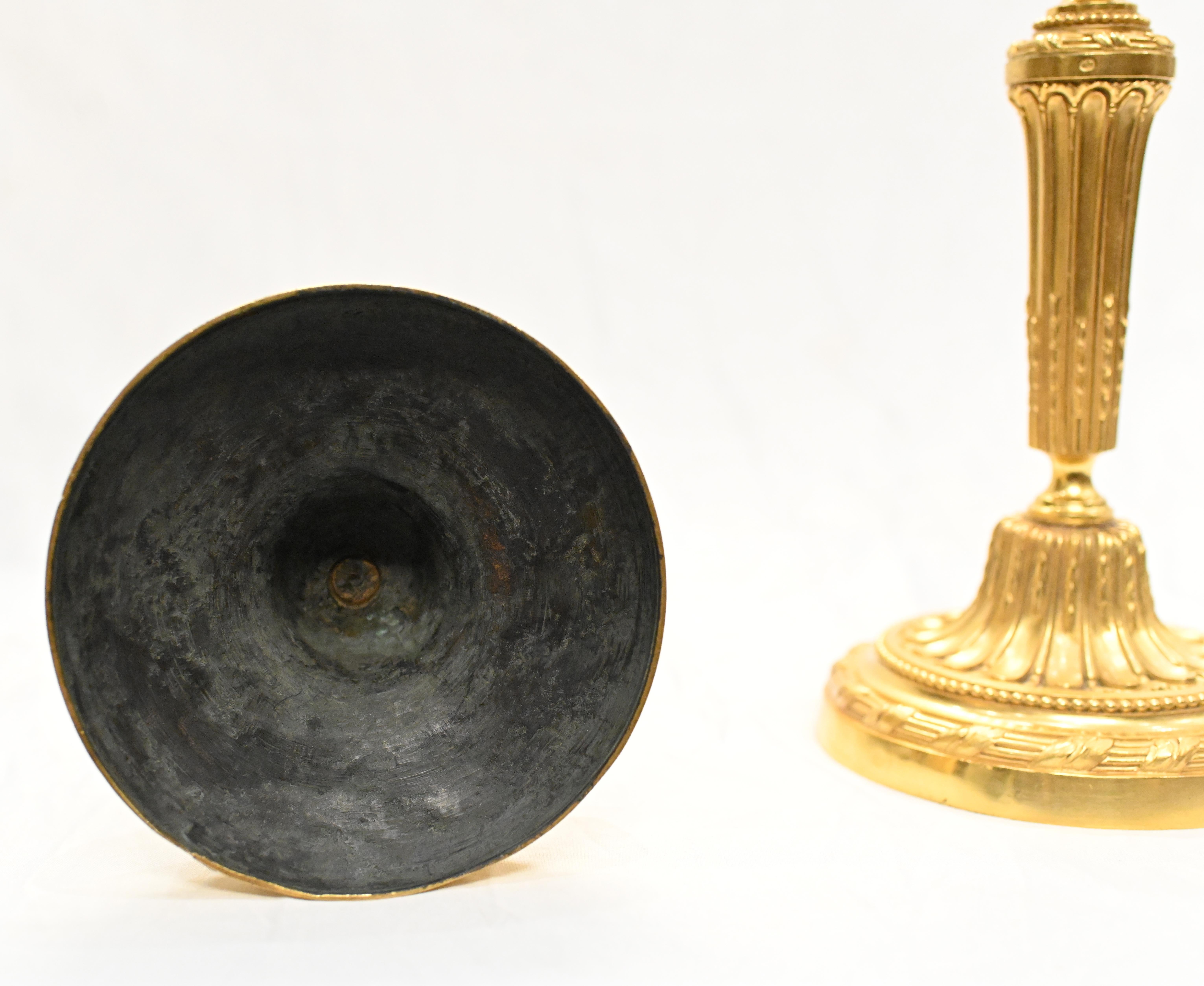 Paar Goldbronze-Kerzenständer, signiert Henry Dasson, vergoldete Kandelaber 1880 im Angebot 3