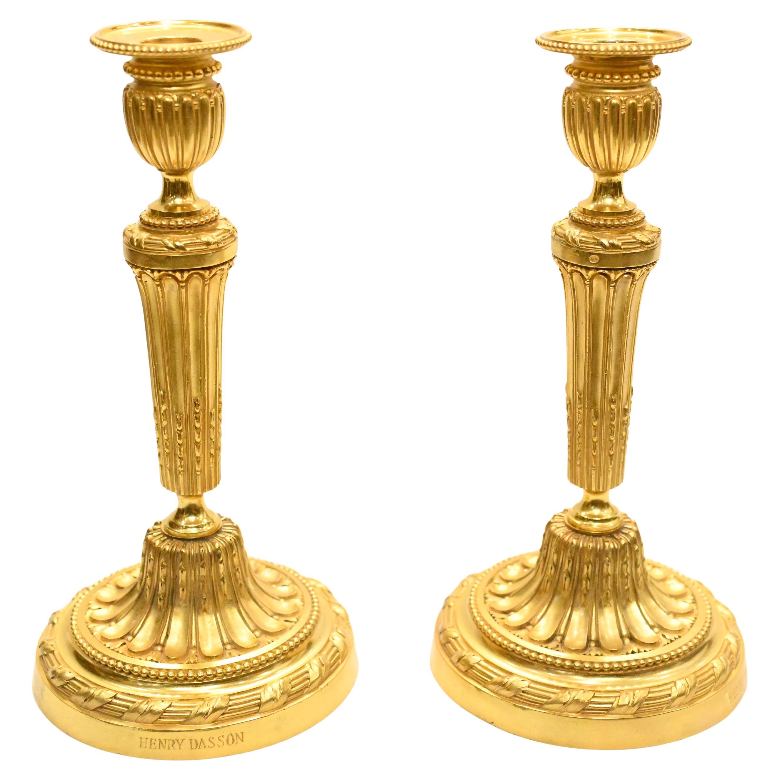 Paar Goldbronze-Kerzenständer, signiert Henry Dasson, vergoldete Kandelaber 1880 im Angebot