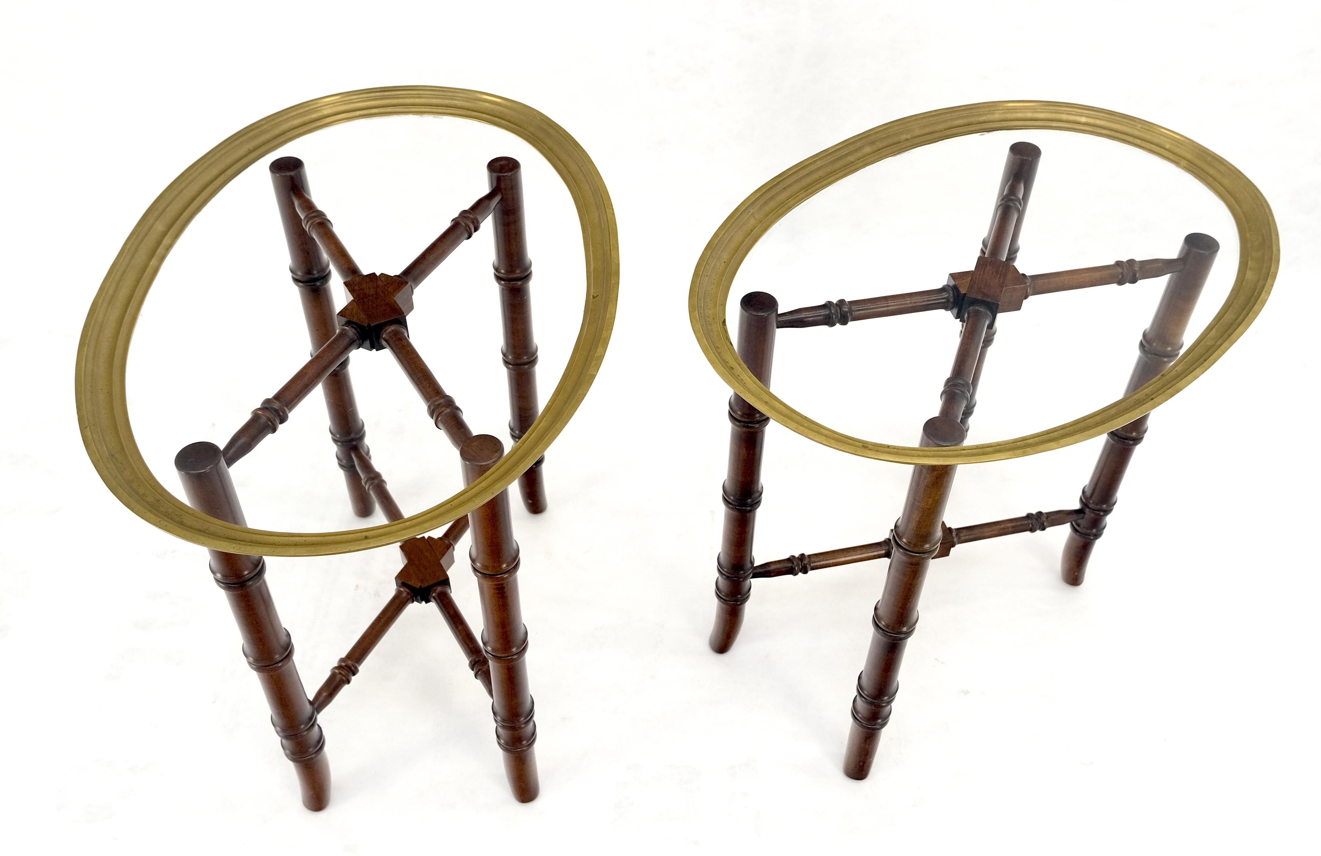 Laqué Paire de tables d'appoint ovales en laiton Gallery avec dessus en verre et bases en faux bambou MINT en vente