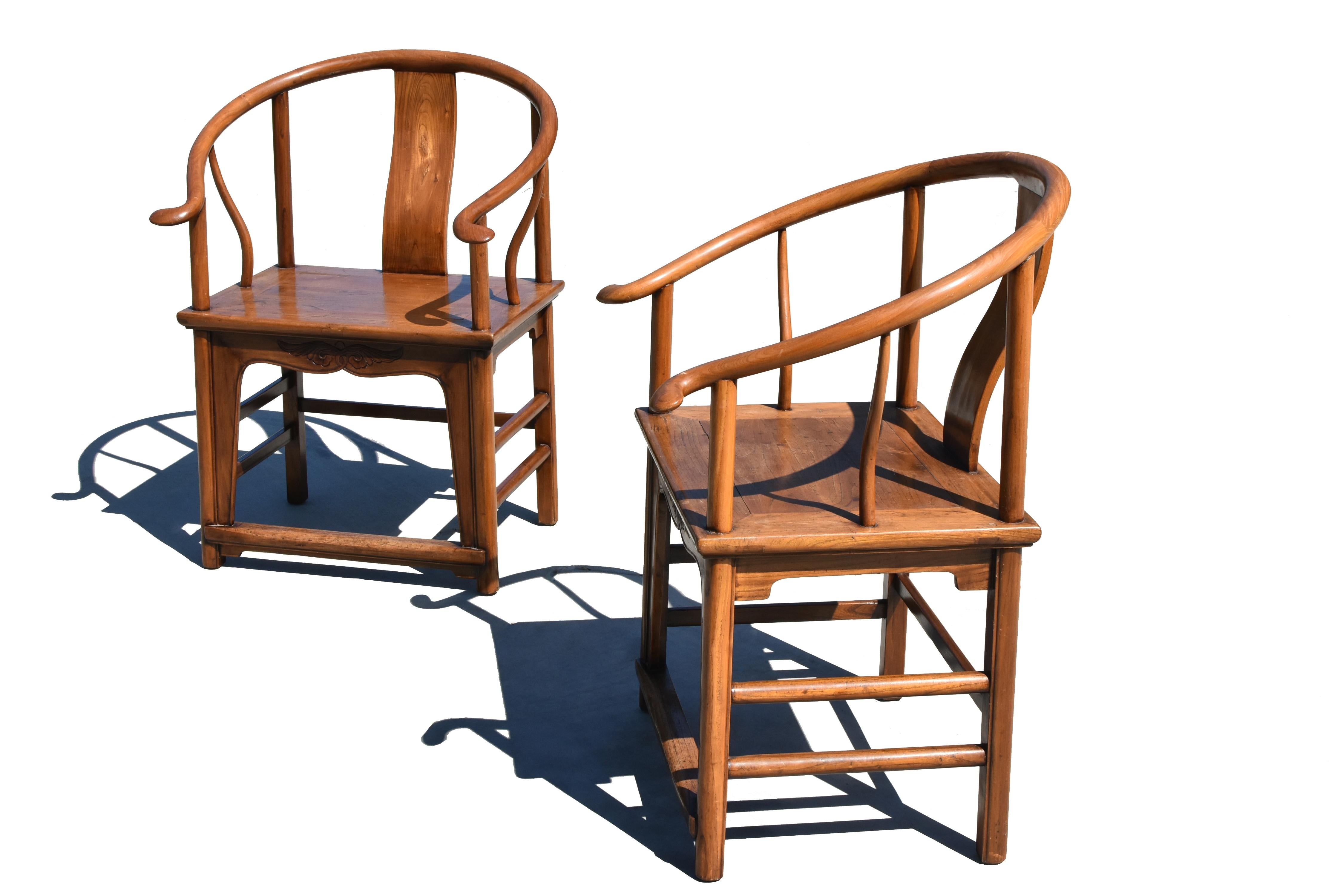 Paire de très grandes chaises en fer à cheval chinoises du 19e siècle, en bois vendu. La rampe de crête arrondie, solide et continue, d'une épaisseur de 2 pouces, est composée de trois sections incurvées. Les extrémités des bras dépassent les
