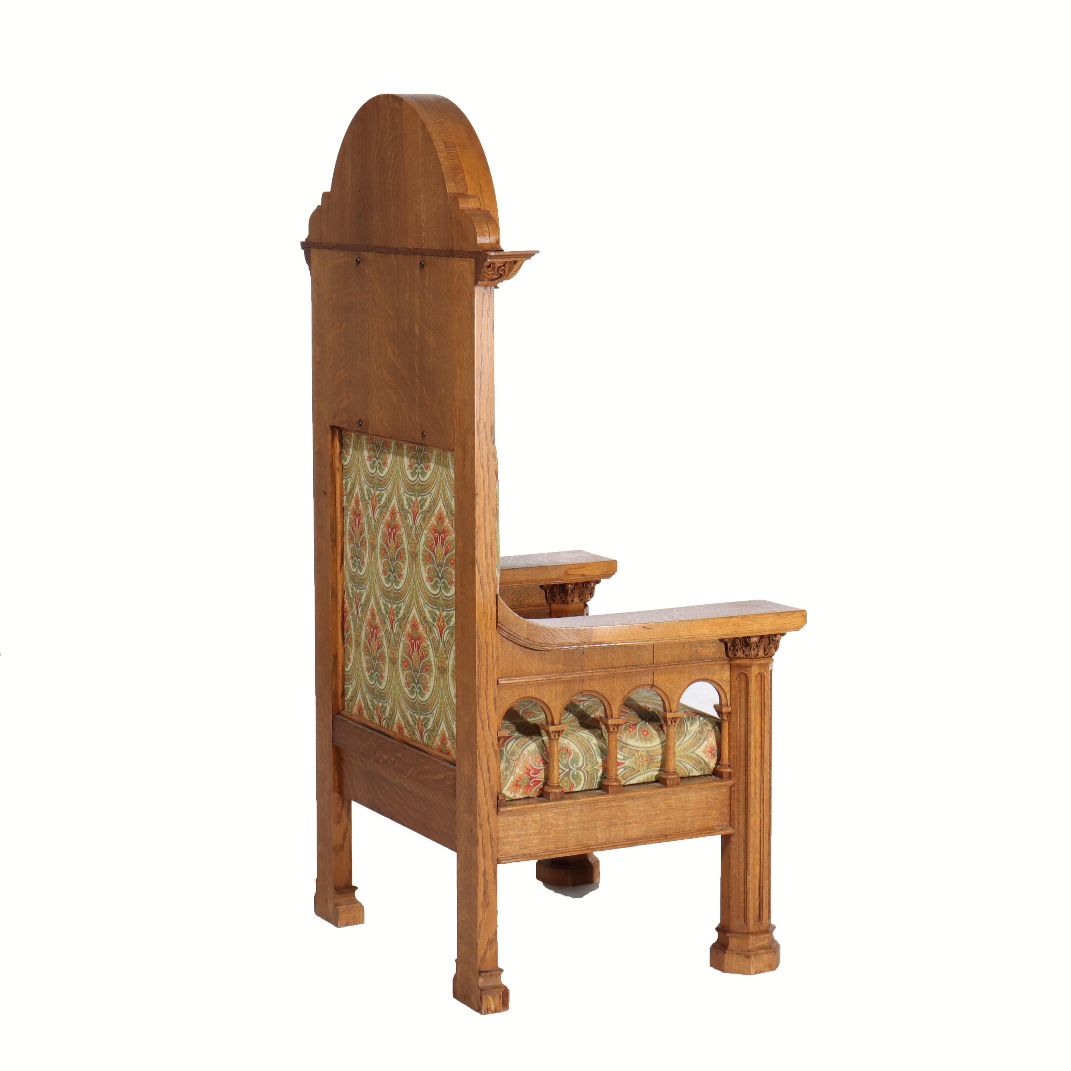 Paire de fauteuils gothiques surdimensionnés en chêne sculpté et tapissés C1890 Bon état - En vente à Big Flats, NY