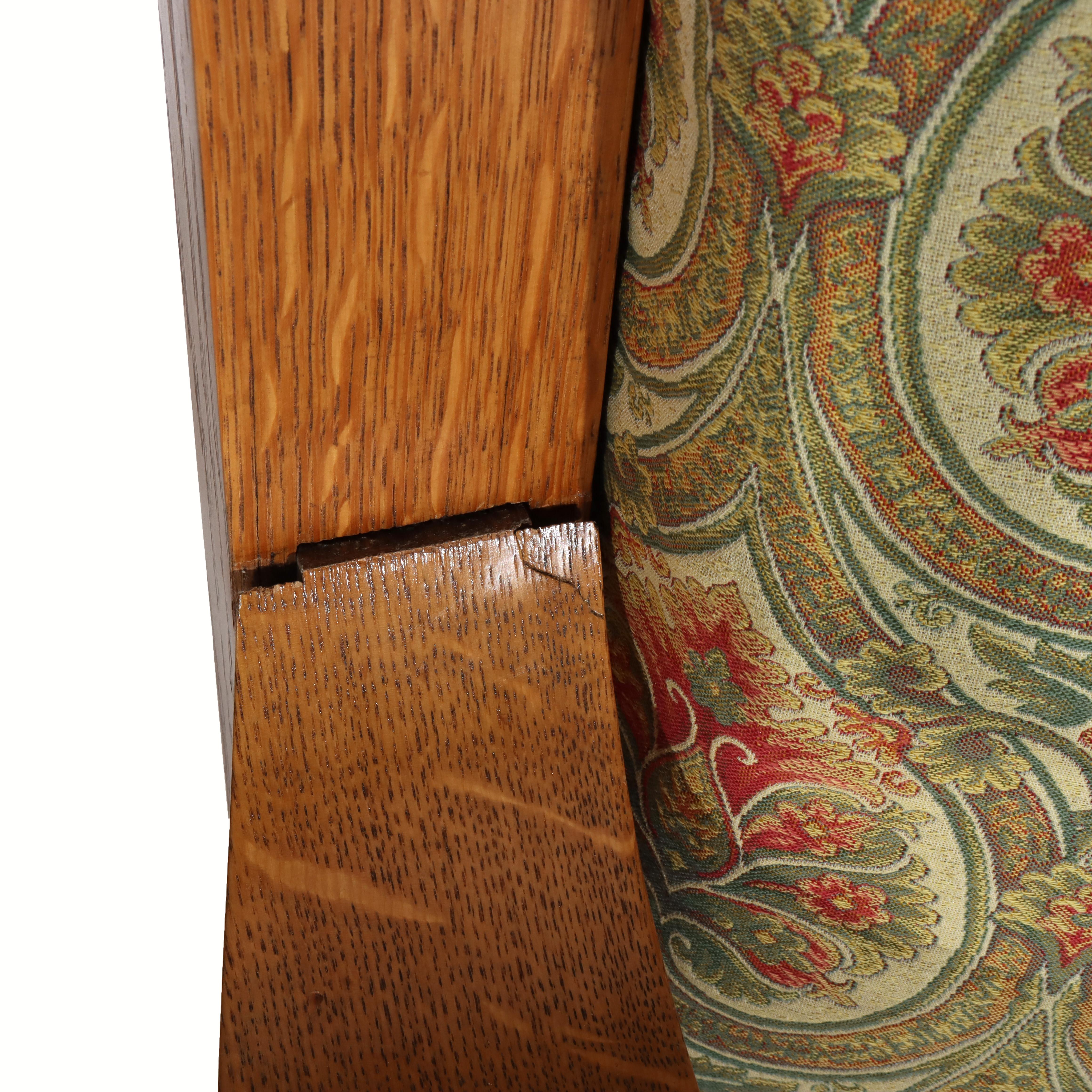 Paire de fauteuils gothiques surdimensionnés en chêne sculpté et tapissés C1890 en vente 1
