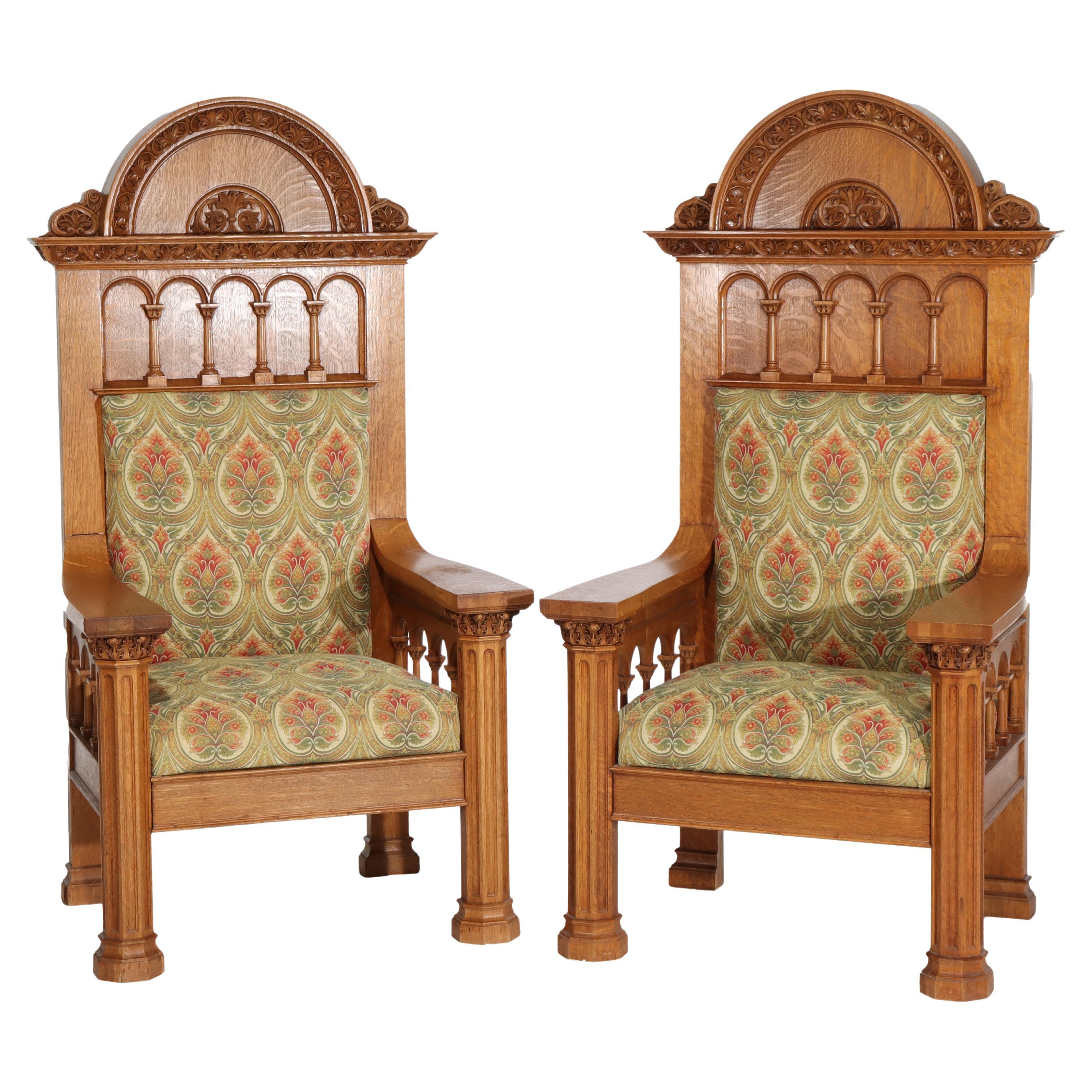Paire de fauteuils gothiques surdimensionnés en chêne sculpté et tapissés C1890