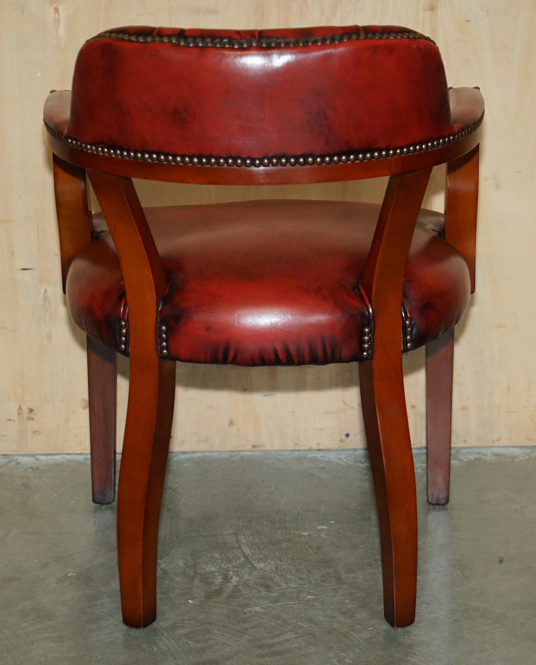 COPPIA DI SEDIE BORDEAUX IN PELLE CHESTERFiELD COURT CAPTAINS PARTE DI SUITE in vendita 2