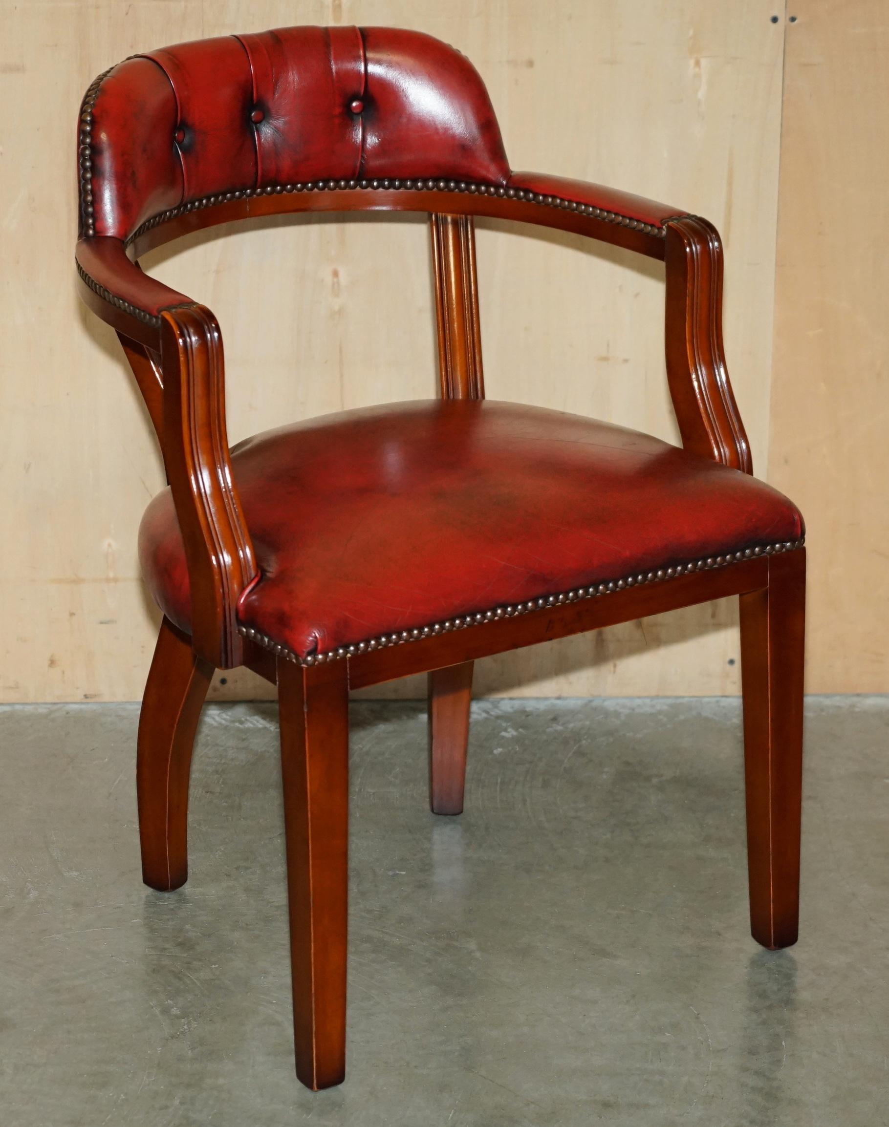 COPPIA DI SEDIE BORDEAUX IN PELLE CHESTERFiELD COURT CAPTAINS PARTE DI SUITE in vendita 3
