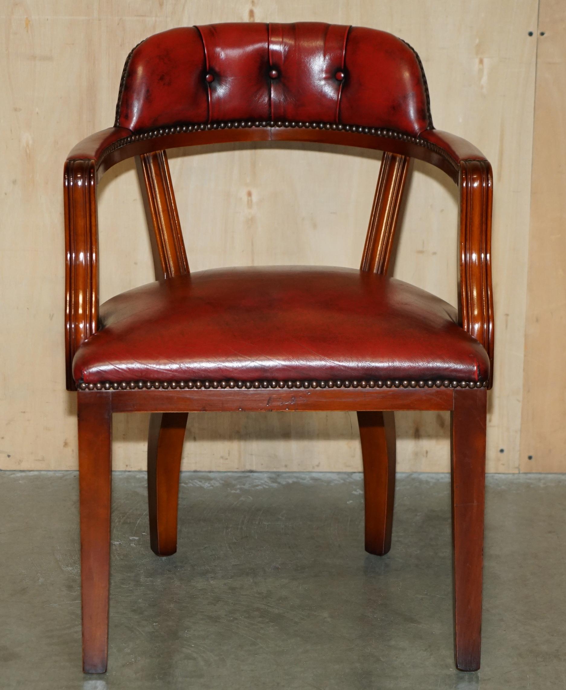 COPPIA DI SEDIE BORDEAUX IN PELLE CHESTERFiELD COURT CAPTAINS PARTE DI SUITE in vendita 4